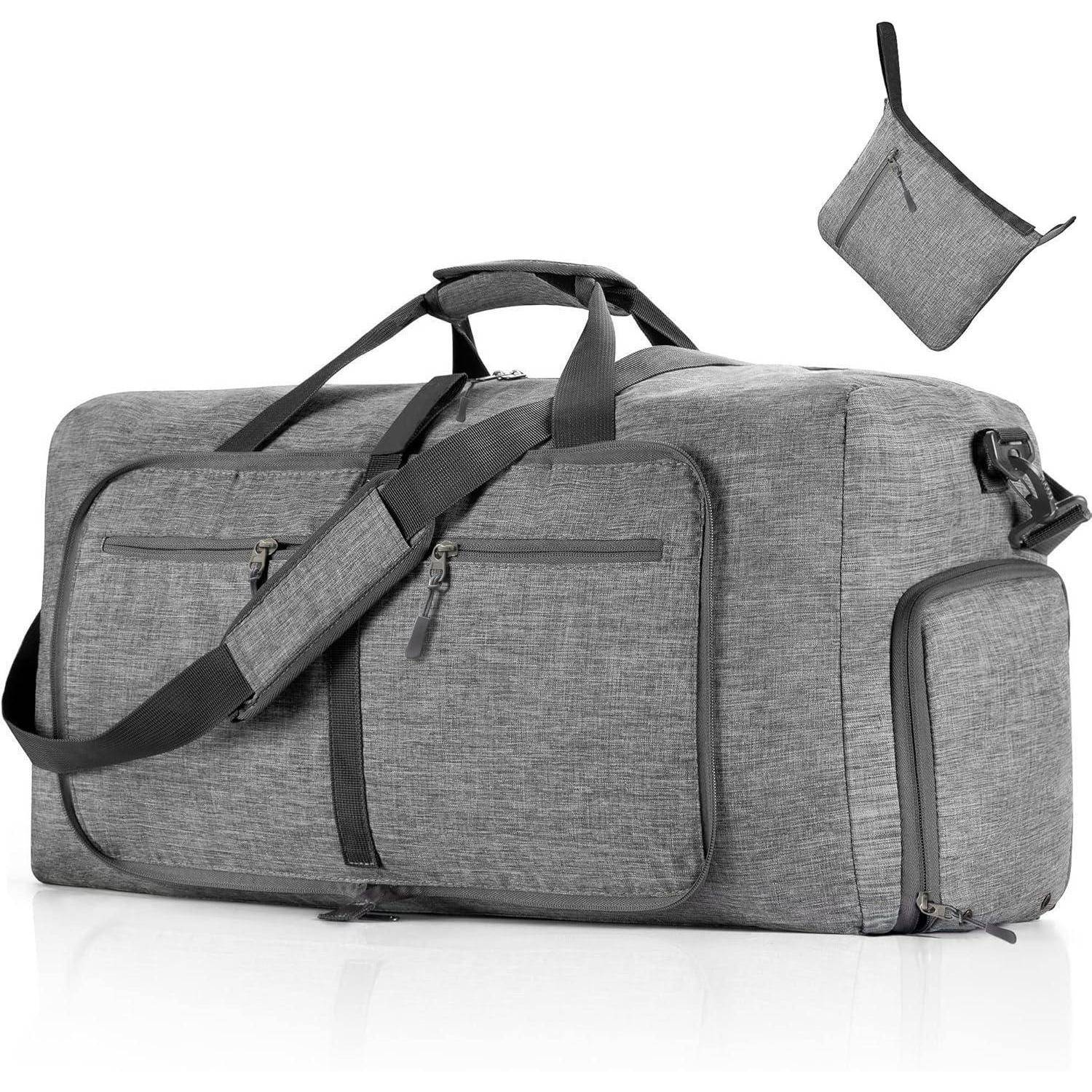 Graue Reisetasche mit mehreren Taschen und abnehmbarem Schultergurt, inklusive einer passenden kleinen Tasche.