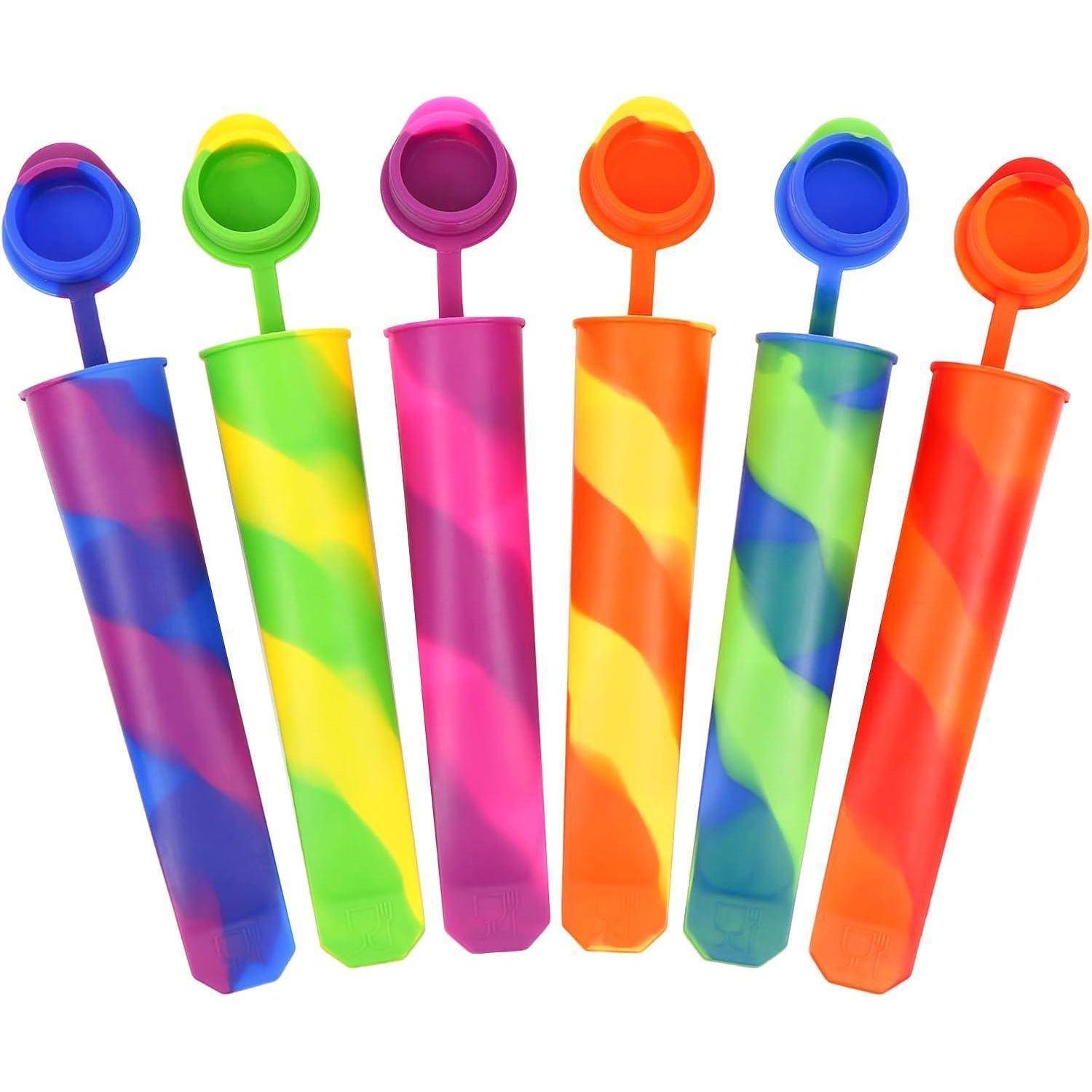Sechs bunte, wiederverwendbare Silikon-Eislutscher-Formen in lebhaften Farben mit Verschlussdeckeln. Die Formen sind für selbstgemachte gefrorene Leckereien konzipiert.