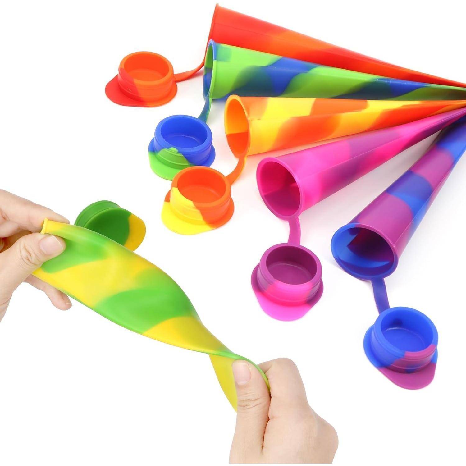Bunte, flexible Silicontrichter in verschiedenen Farben wie Gelb, Grün, Blau und Rosa. Zwei Hände demonstrieren das Dehnen eines Trichters.