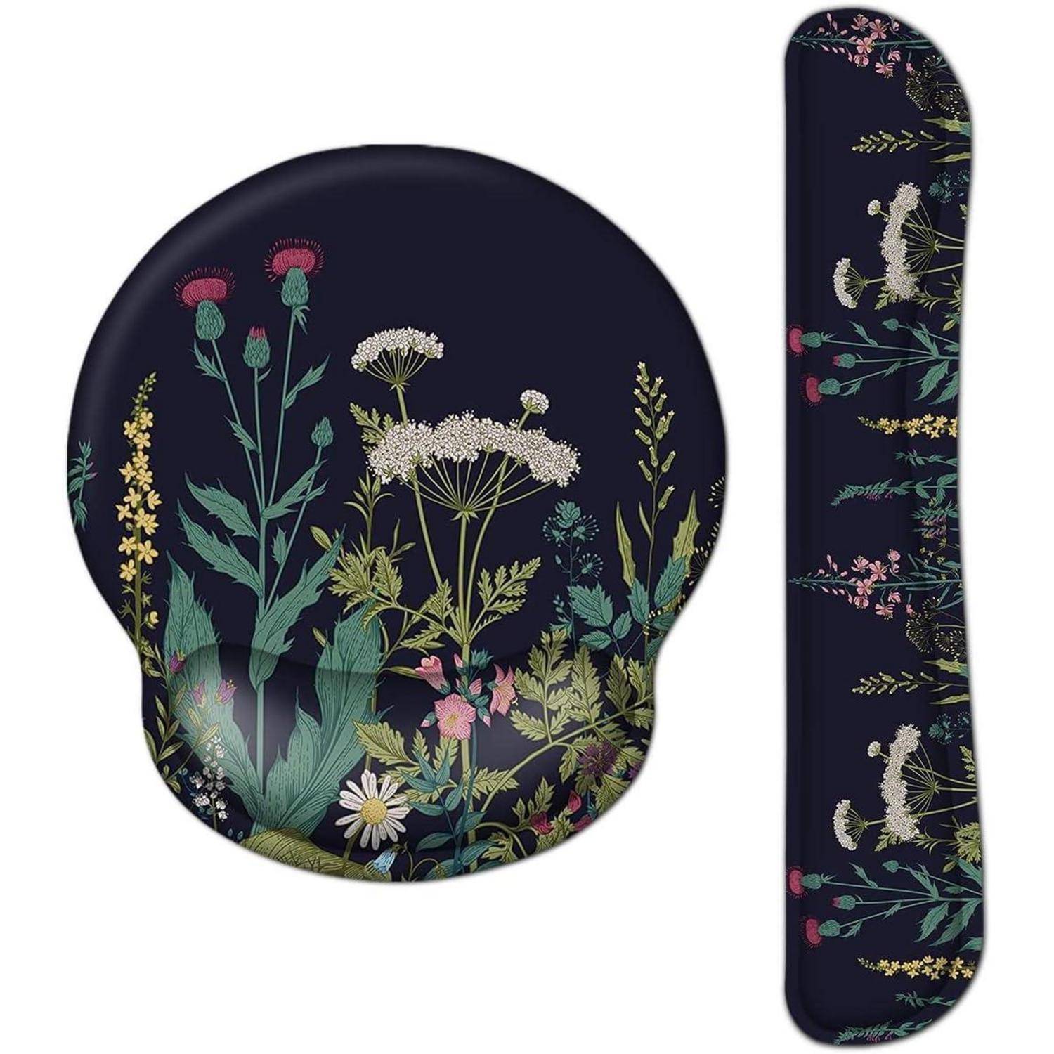 Ein schwarzer ergonomischer Mauspad mit einem lebhaften Blumendesign, das verschiedene farbenfrohe Wildblumen und Blätter zeigt, ergänzt durch eine passende Handgelenkauflage.