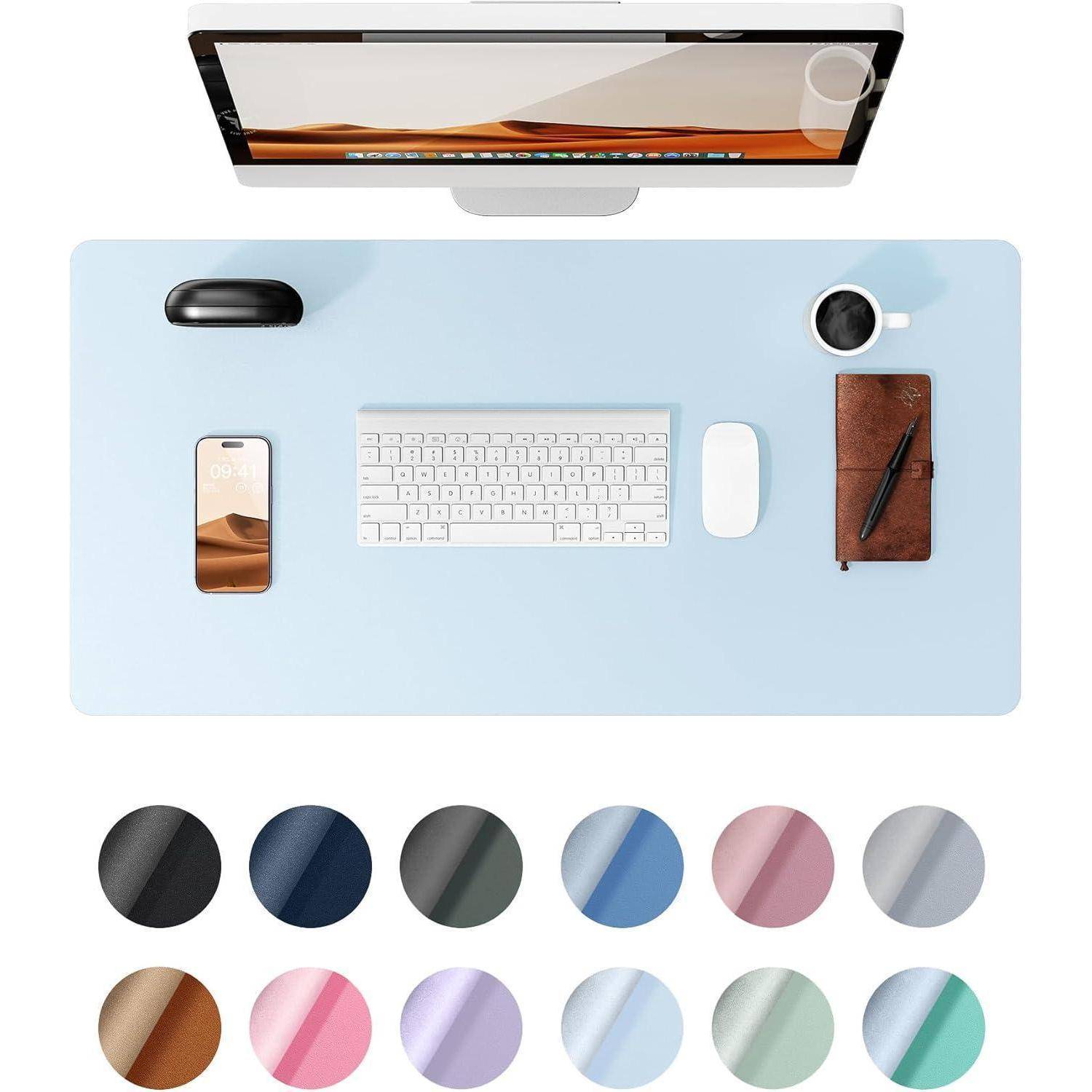 Ein schlanker Arbeitsbereich mit einem Computer, Tastatur, Maus, Smartphone, Kaffeetasse und Notizbuch auf einer hellblauen Schreibunterlage. Farboptionen unten.