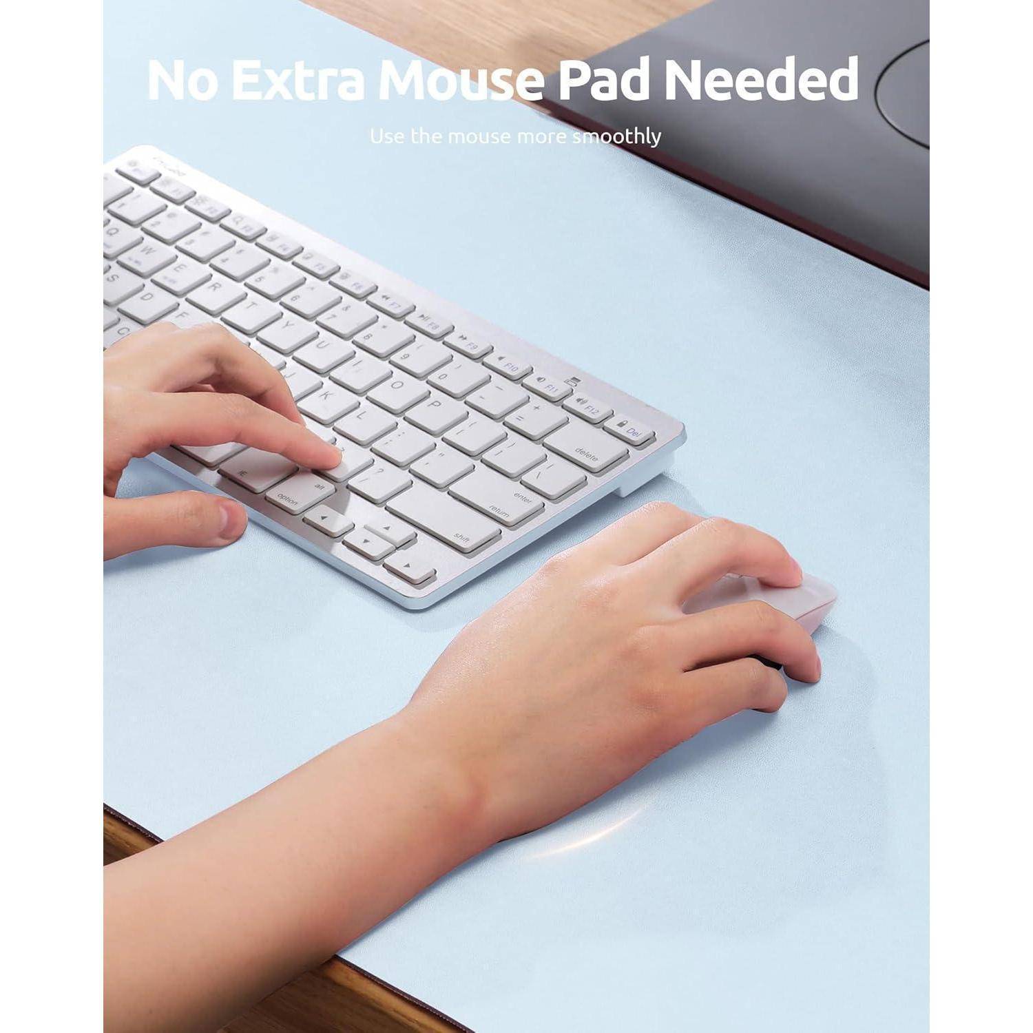 Eine Hand benutzt eine kabellose Maus auf einem glatten blauen Schreibtisch neben einer weißen Tastatur, mit dem Text „Kein zusätzliches Mousepad erforderlich