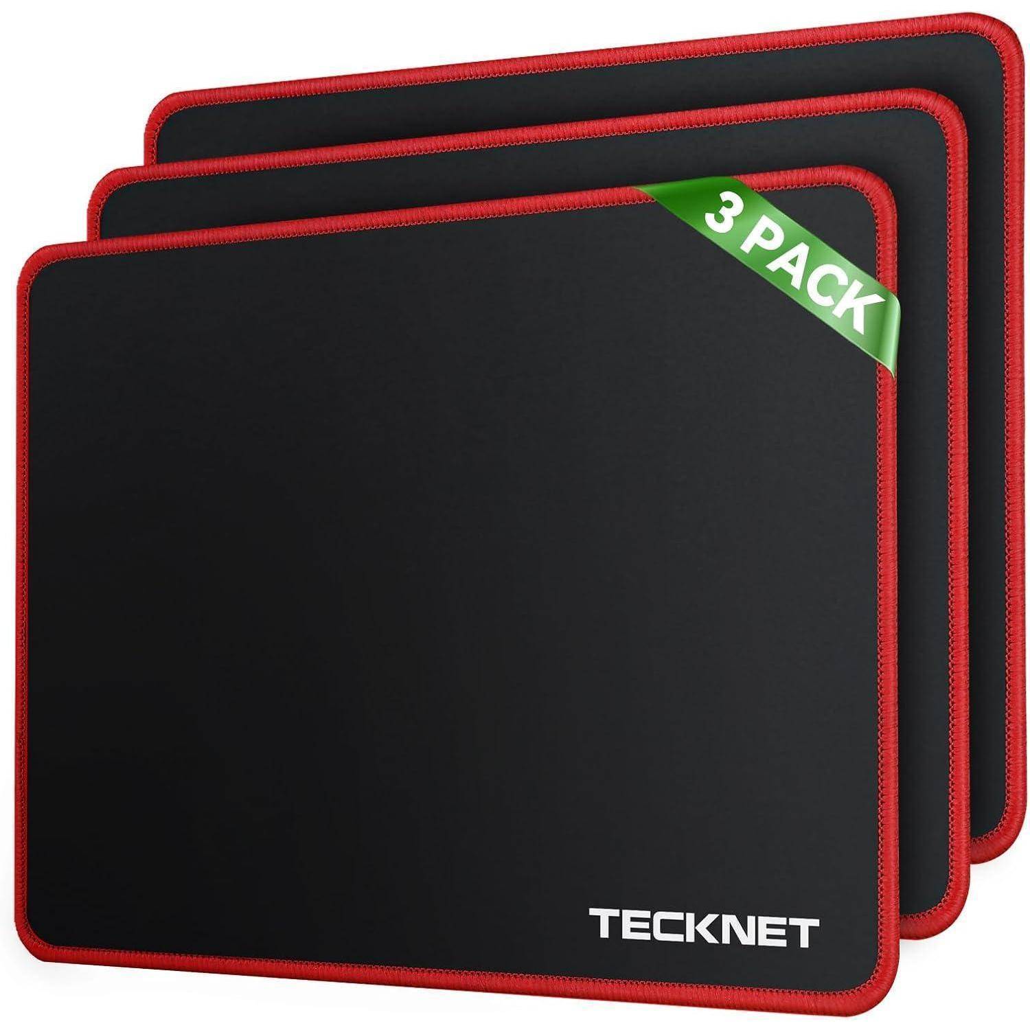 Ein Set von drei schwarzen Mausunterlagen mit roten Kanten und 'TECKNET' Branding in der Ecke, gekennzeichnet als '3er Pack'.