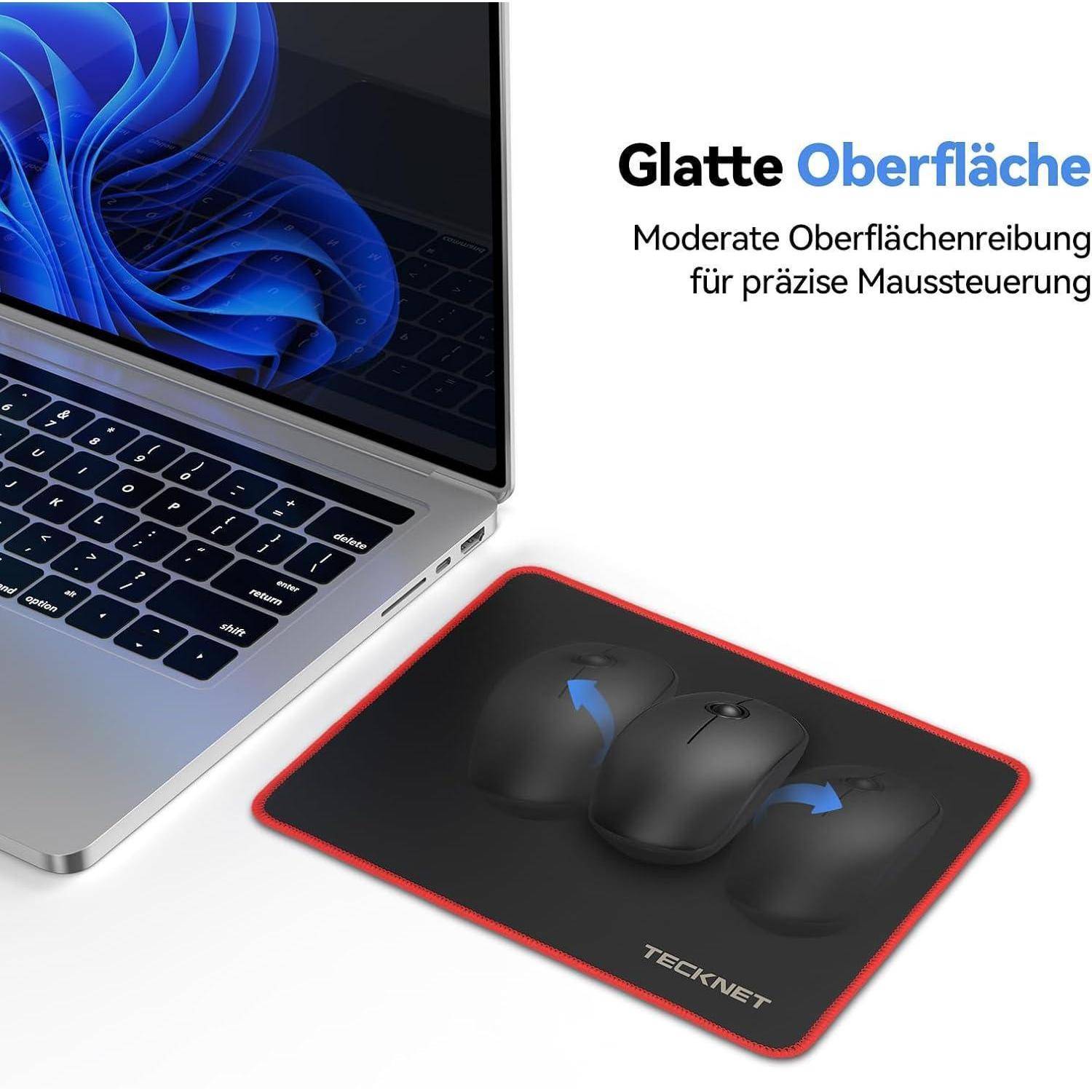 Ein Laptop mit einem blauen abstrakten Muster liegt neben einem schwarzen Mousepad mit Pfeilen und dem Wort 