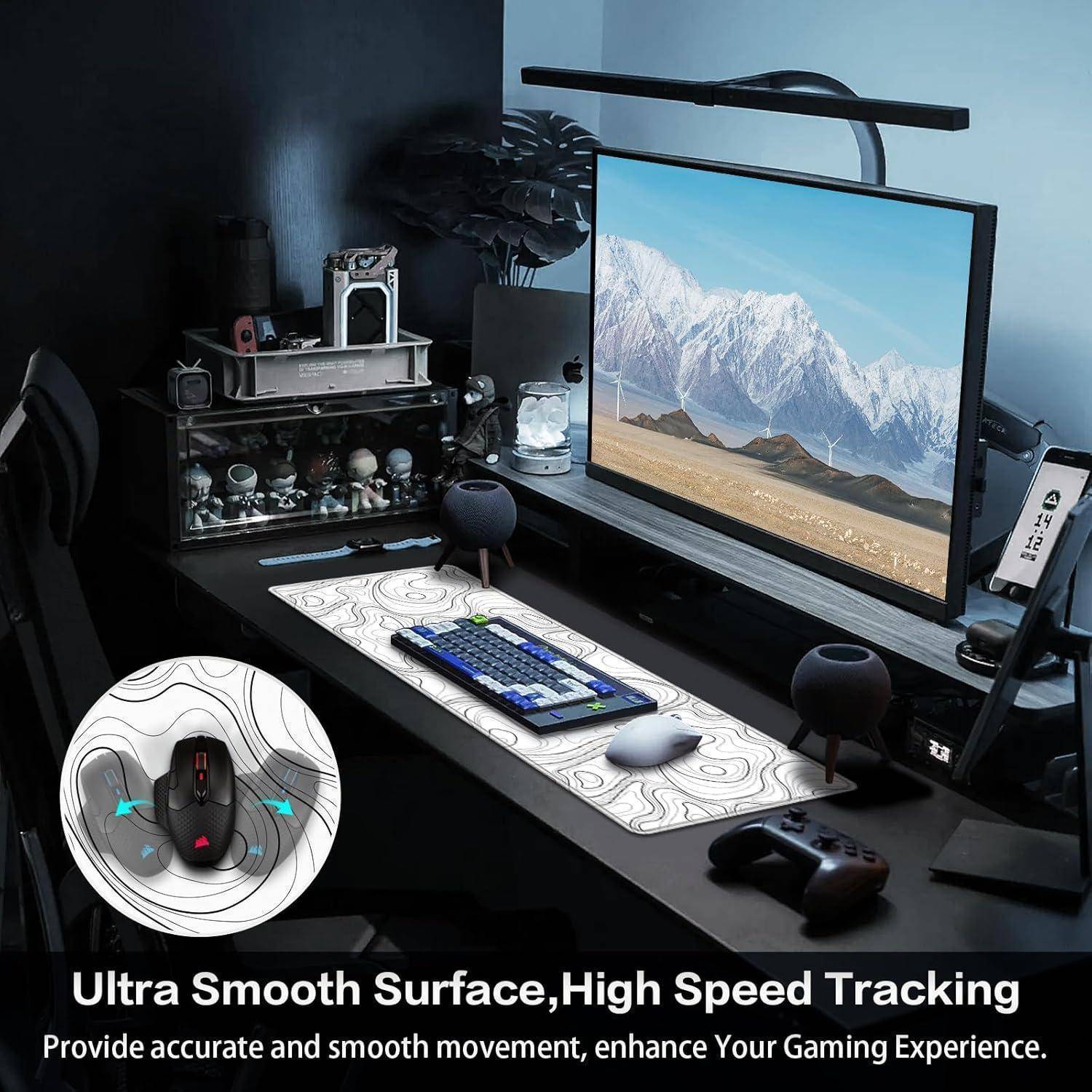 Ein Gaming-Schreibtisch-Setup mit einem großen Monitor, der eine Berglandschaft zeigt, Tastatur, Maus auf einem kartendesignten Pad und Gaming-Zubehör. Text liest sich: 'Ultraglatte Oberfläche, High-Speed-Tracking.