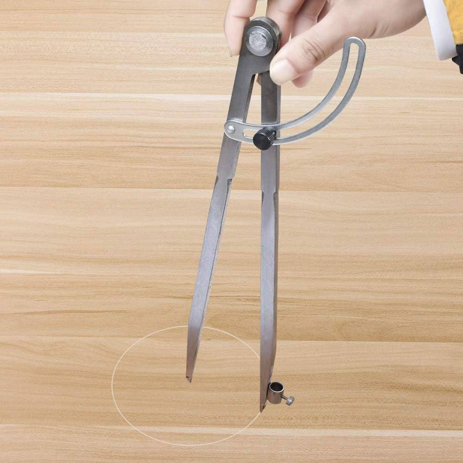 Eine Hand hält einen großen Zirkel, der einen Kreis auf einer Holzoberfläche zeichnet und damit ein Geometrie- oder Konstruktionskonzept veranschaulicht.