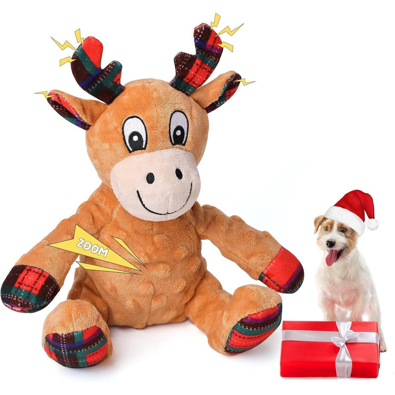 Eine große Plüsch-Rentier-Spielzeug mit Karomuster und dem Schriftzug 'Zoom' sitzt neben einem kleinen Hund, der eine Weihnachtsmannmütze trägt, neben einer roten Geschenkbox.