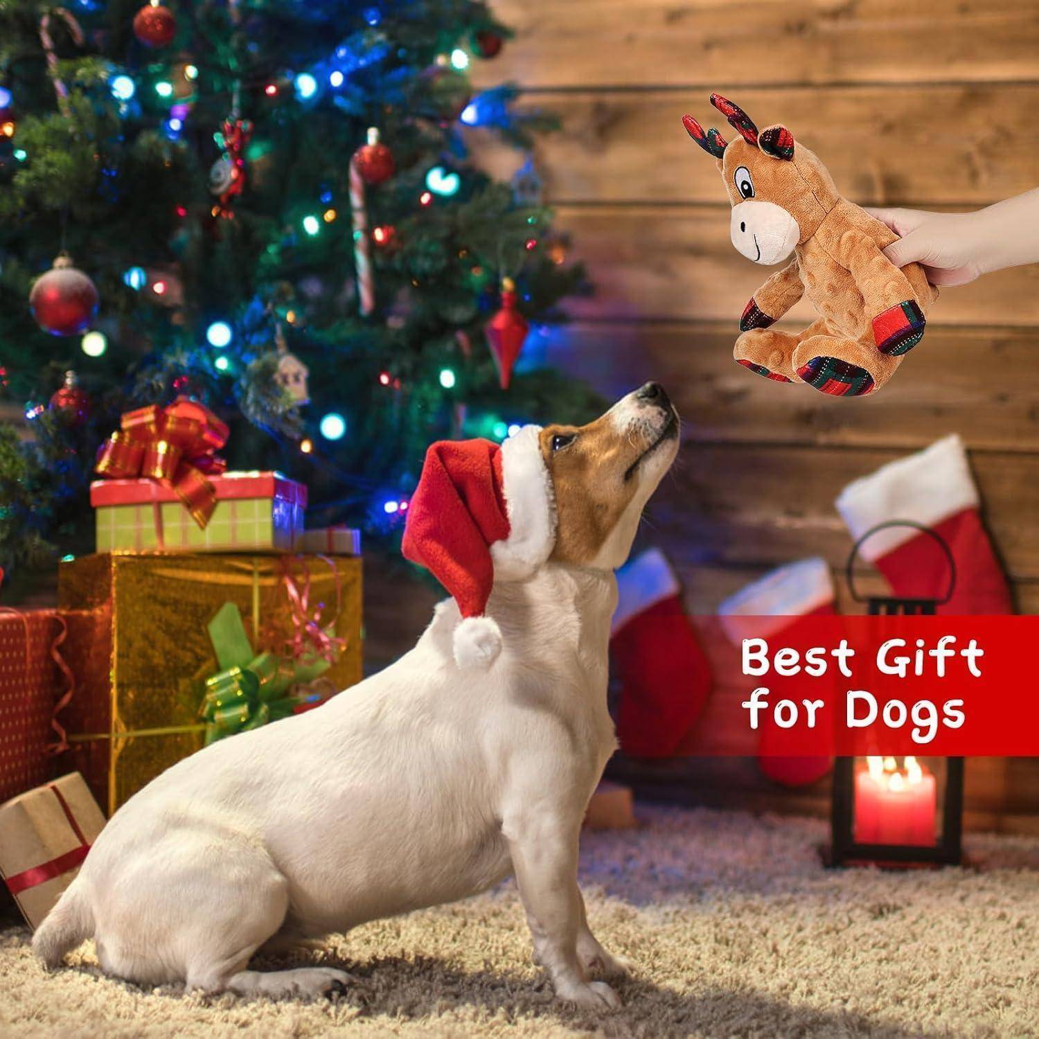 Ein Hund mit Weihnachtsmannmütze blickt auf ein Plüsch-Rentier. Er ist umgeben von Weihnachtsdekoration und Geschenken mit einem festlichen Baum. Text lautet: ‚Bestes Geschenk für Hunde'.