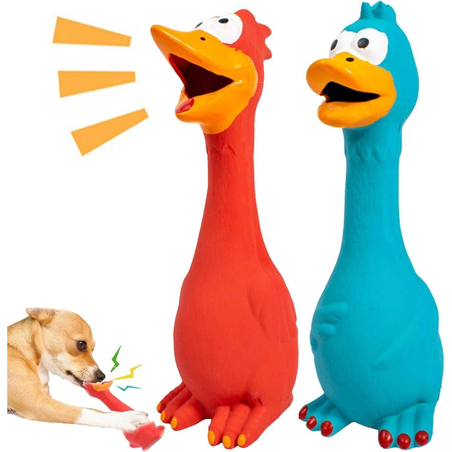 Zwei bunte Gummihühnchen-Spielzeuge, eines in Rot und eines in Blau, mit komischen Gesichtsausdrücken. Ein Hund kaut auf dem roten Spielzeug und zeigt damit seine Spielfreude.