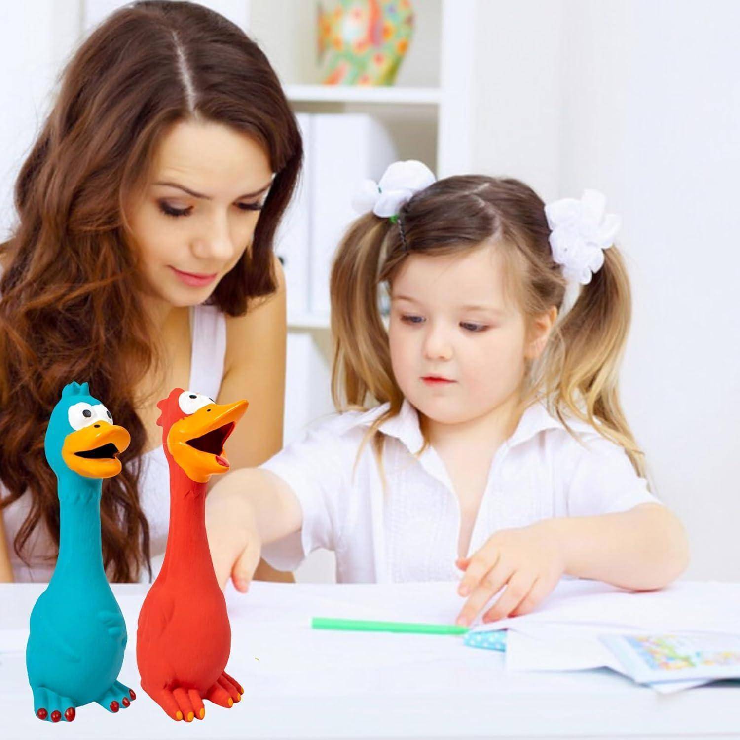 Eine Frau und ein junges Mädchen sitzen an einem Tisch und betrachten bunte, cartoonhafte Spielzeugvögel. Das Mädchen berührt einen Vogel, während es zeichnet.