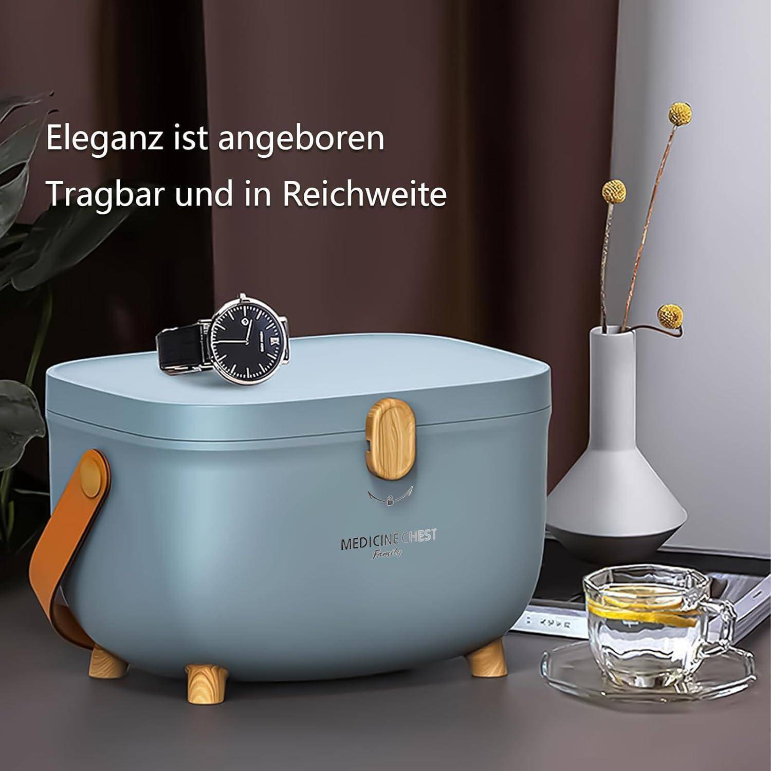 Eine stilvolle Medizinschrank mit einer Uhr oben darauf, neben einer weißen Vase mit getrockneten Zweigen und einer Glasteekanne, mit dem Text 
