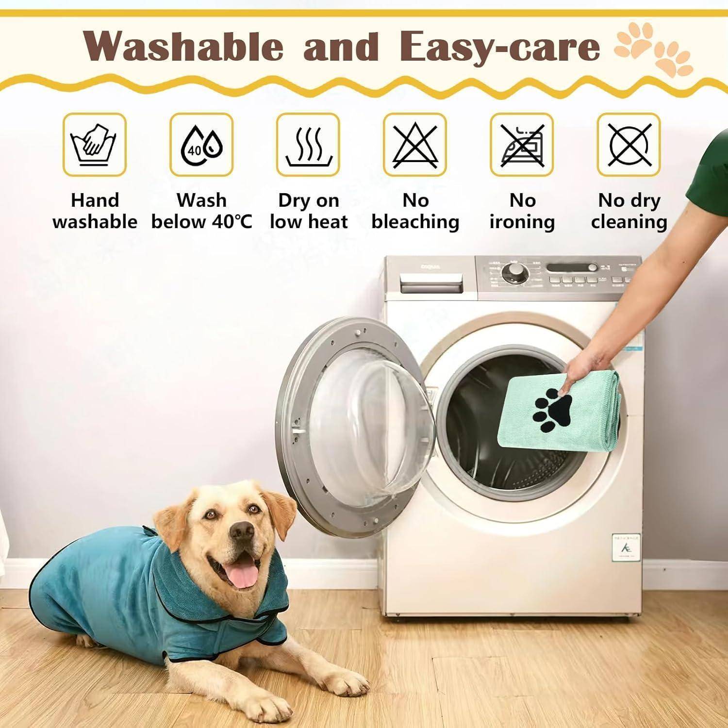 Ein Hund in einem blauen Hemd liegt vor einer Waschmaschine. Icons darüber zeigen Waschanweisungen: Handwäsche, unter 40°C, kein Bleichmittel, nicht bügeln.