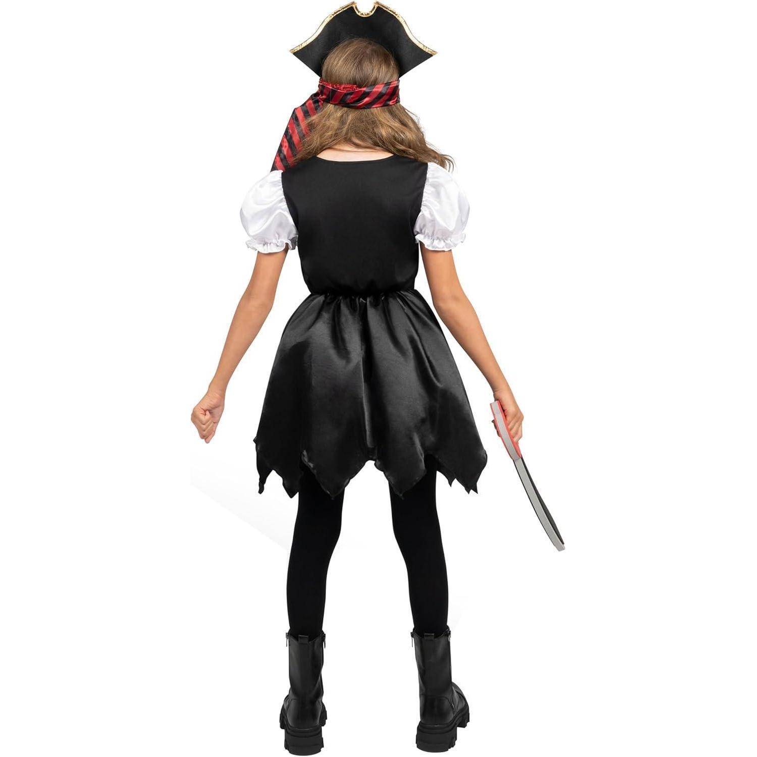 Ein Kind in einem Piratenkostüm mit Hut und rotem Kopftuch, von hinten gesehen, das ein Schwert hält.