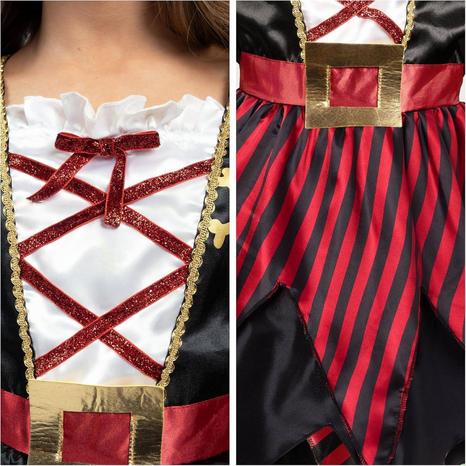 Eine Nahaufnahme eines Piratenkostüms, die ein schwarzes und rotes Kleid mit goldener Bordüre und einer falschen Schnalle zeigt. Das Mieder weist rote Kreuzmuster auf.