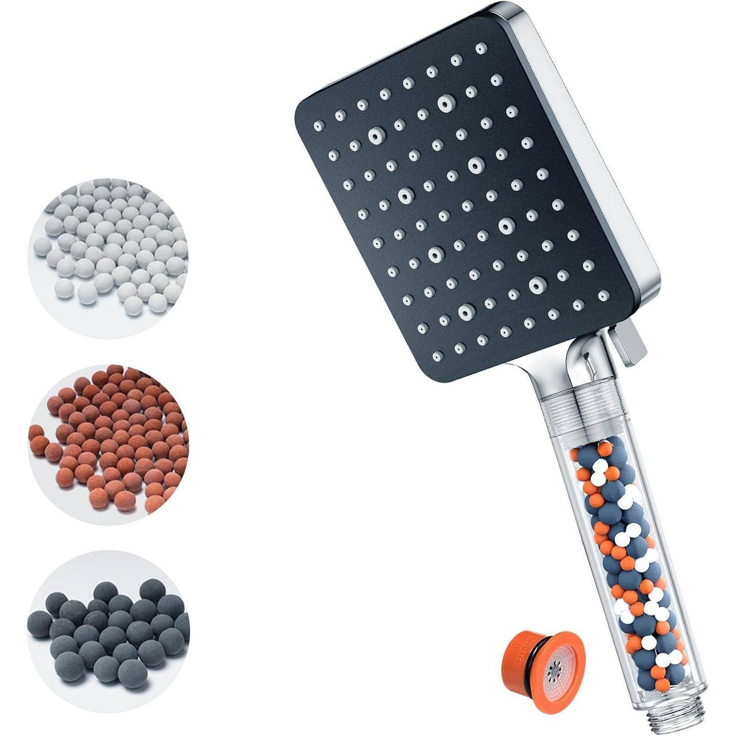 Duschkopf mit Mineralkugeln zur Filtration. Einsetzer zeigen weiße, braune und dunkelgraue Mineralball-Optionen. Zusätzlicher Filter am unteren Rand.