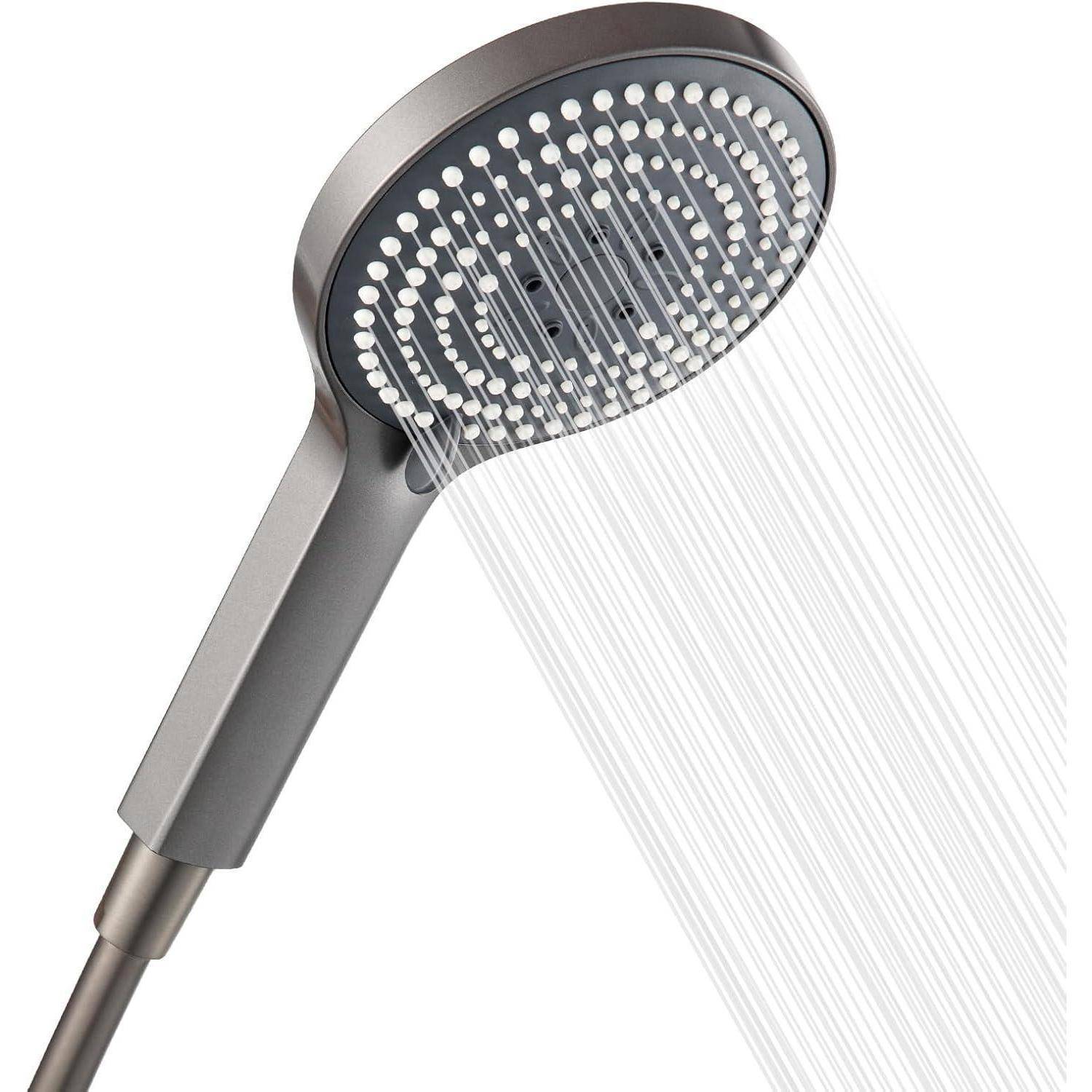 Ein handgehaltener Duschkopf, der einen Wasserstrahl abgibt und mehrere Düsen zur gleichmäßigen Verteilung zeigt. Chrom-Finish mit einem eleganten, modernen Design.