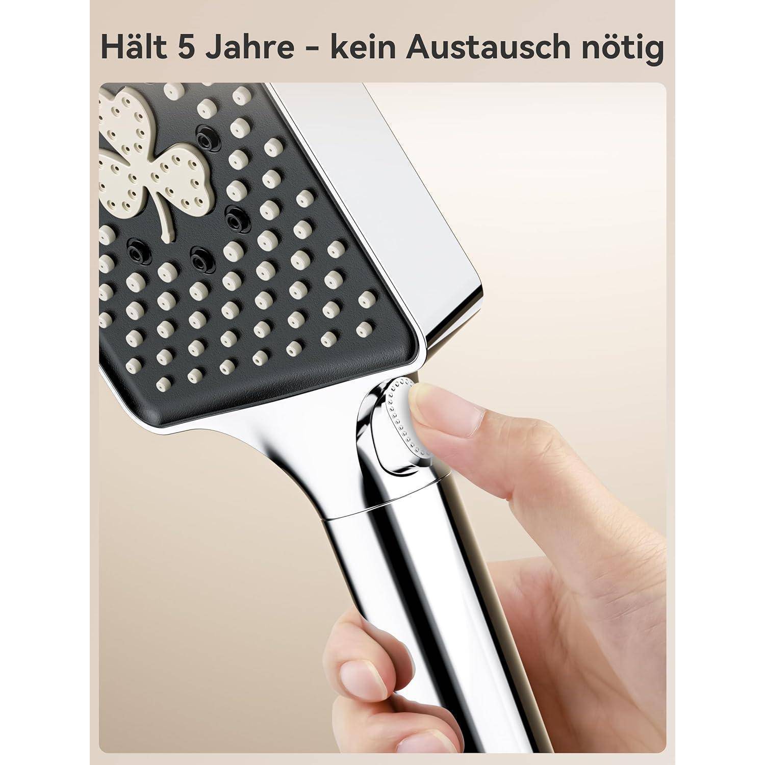 Eine Nahaufnahme einer Person, die einen Duschkopf mit Kleeblatt-Design einstellt, wobei seine Haltbarkeit durch den Text ‚Hält 5 Jahre – kein Austausch nötig' hervorgehoben wird.