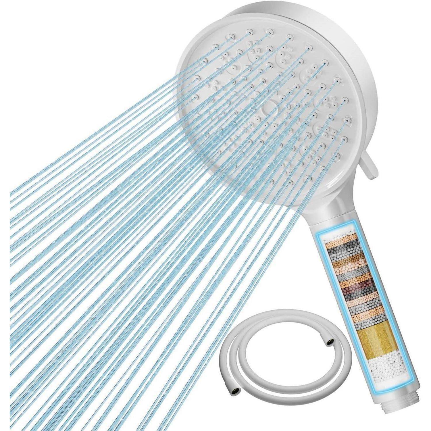 Duschkopf mit Wasserfilter, der mehrere Wasserströme zeigt. Sichtbare Filterschichten umfassen verschiedenfarbige Filterkugeln.