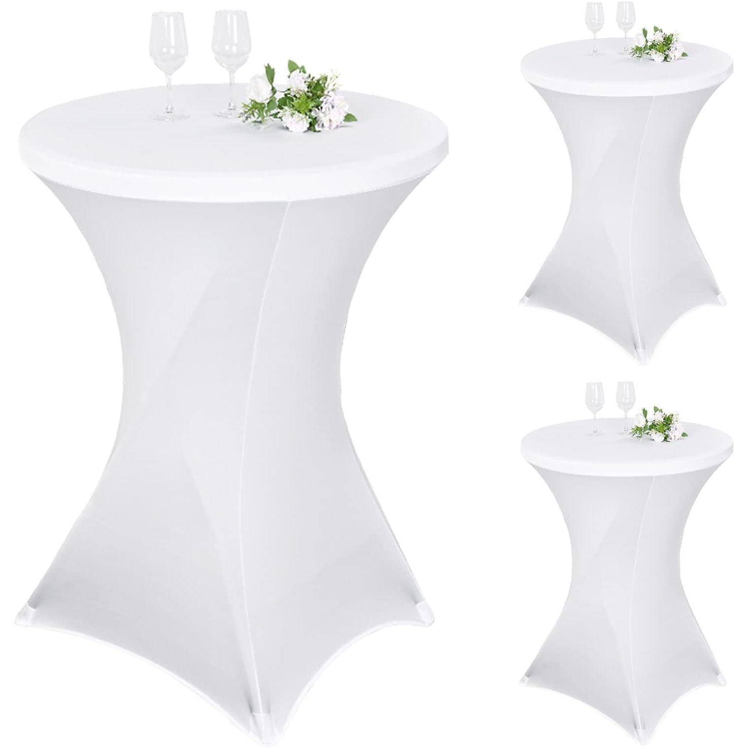 Drei weiße Cocktailtische, jeder mit einem passenden weißen Tuch bezogen. Auf einem Tisch steht eine Blumendekoration und drei leere Weingläser.