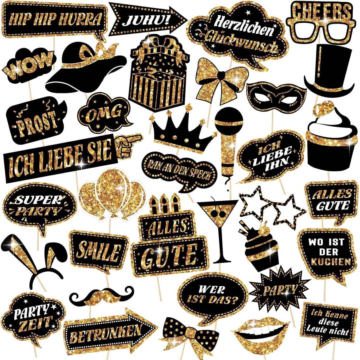 Eine Collage von deutschen Party-Phrasen und Symbolen wie Hüten, Gläsern, einer Torte und Musiknoten, alle mit einem dekorativen goldenen Glitzereffekt.