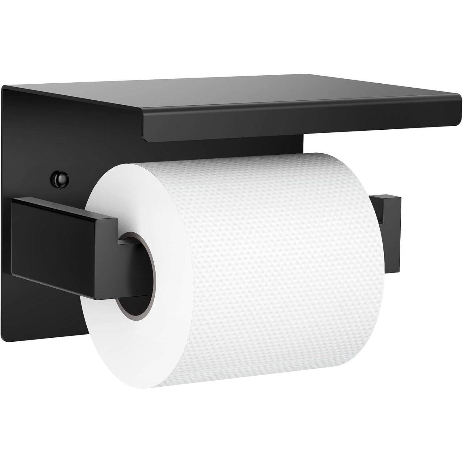 Ein schwarzer, wandmontierter Toilettenpapierhalter mit einem Regal oben drauf, auf dem eine Rolle weißes Toilettenpapier in einem modernen Badezimmer steht.