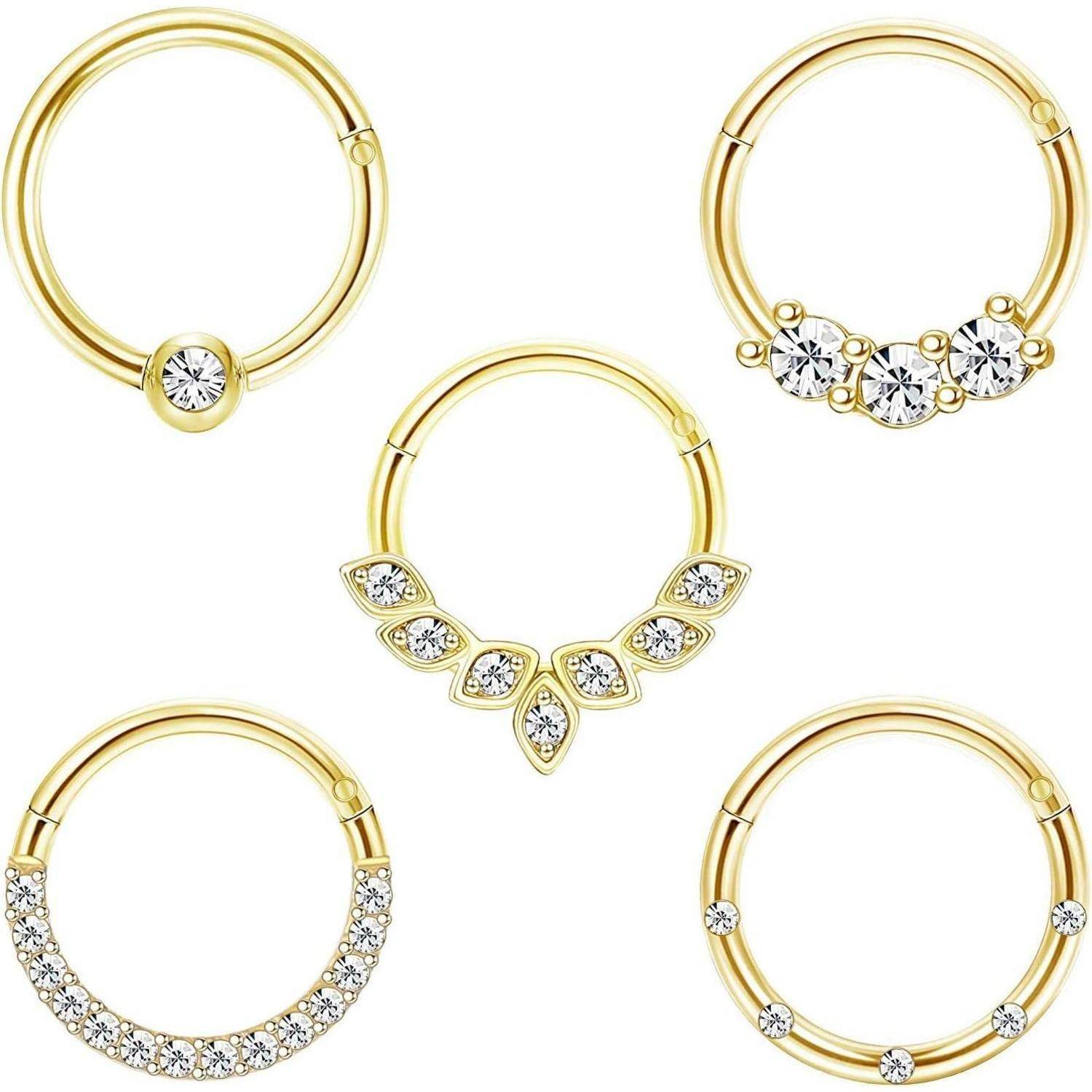 Fünf goldene Nasenringe mit unterschiedlichen Designs, die Edelsteine und komplizierte Muster aufweisen.