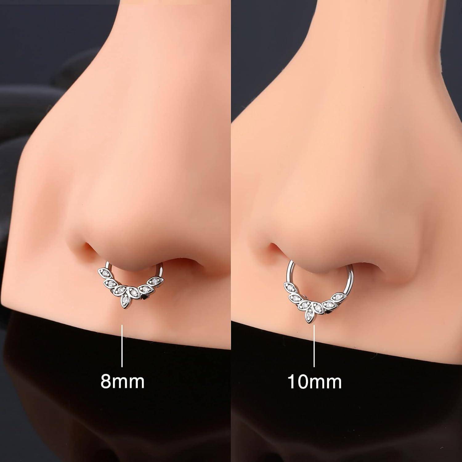 Zwei Nahaufnahmen von Seite an Seite, die eine Nase mit unterschiedlich großen Septumpiercings zeigen: ein Bild mit einem 8-mm-Ring und das andere mit einem 10-mm-Ring.
