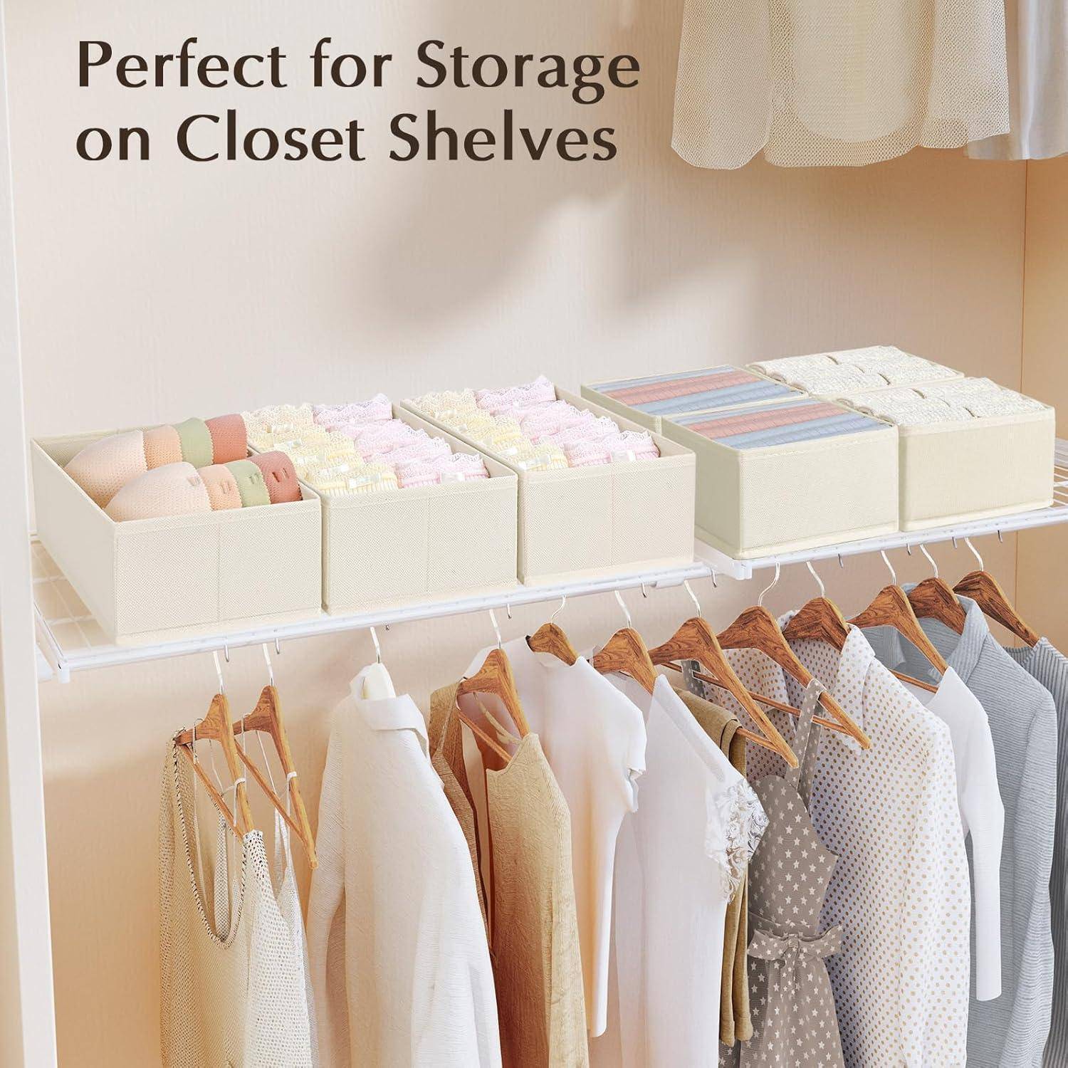 Kleiderschrank mit gefalteten Kleidungsstücken in Boxen und hängenden Kleidungsstücken darunter. Text lautet: „Perfekt für die Aufbewahrung in Kleiderschrank-Regalen