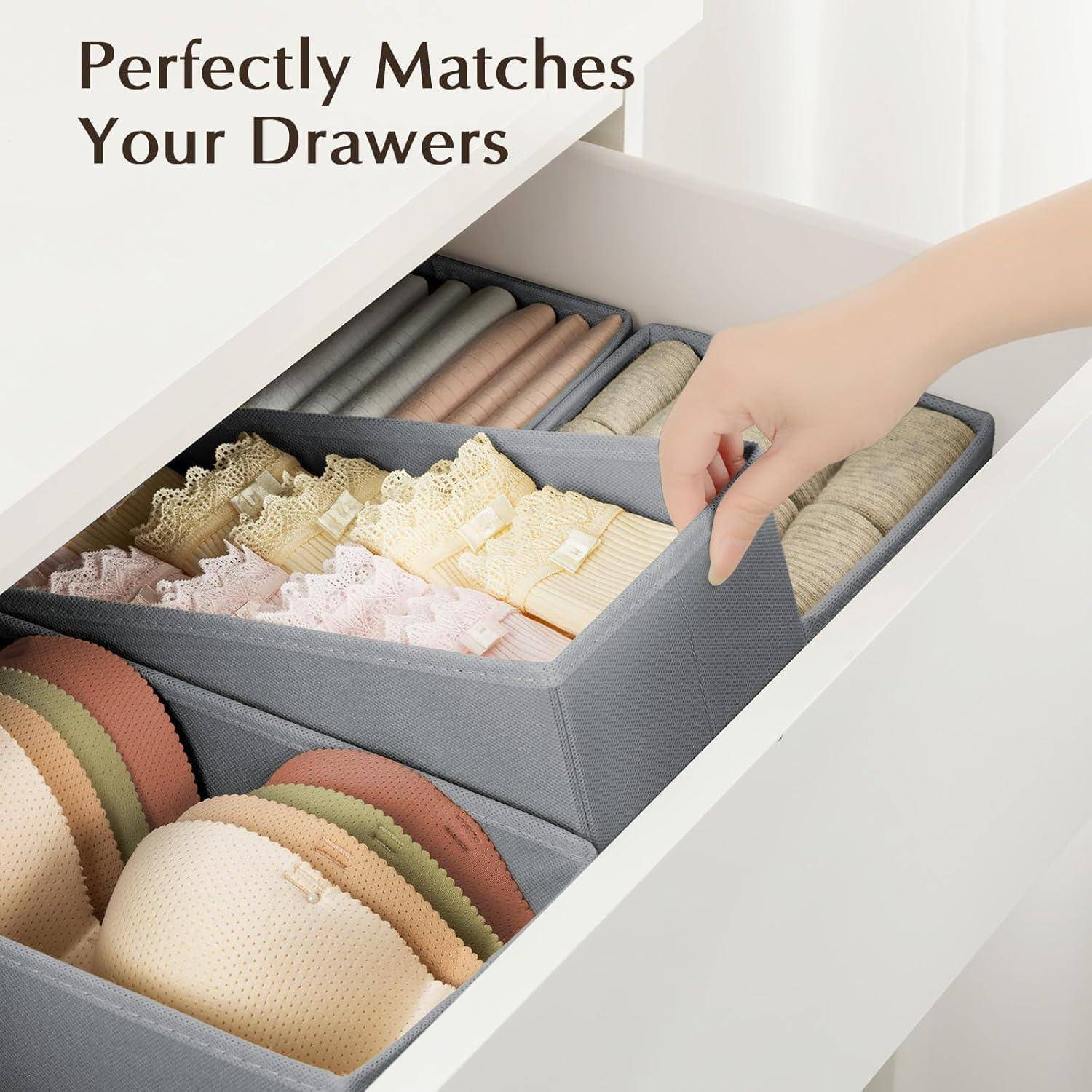 Eine Hand ordnet BHs und Socken in einem grauen Schubladenorganizer. Text lautet: 