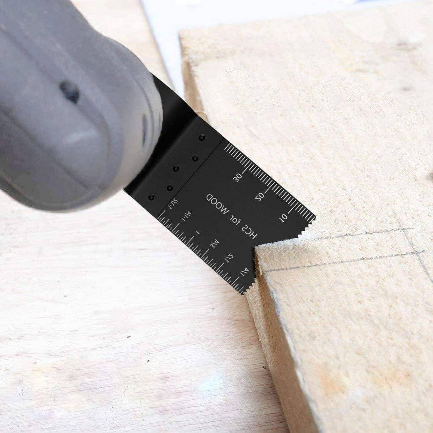 Ein Metalllineal in quadratischer Form, das eine Holzplanke vermisst, mit deutlichen Markierungen für Zoll und Zentimeter, das für präzise Holzarbeitsmessungen verwendet wird.