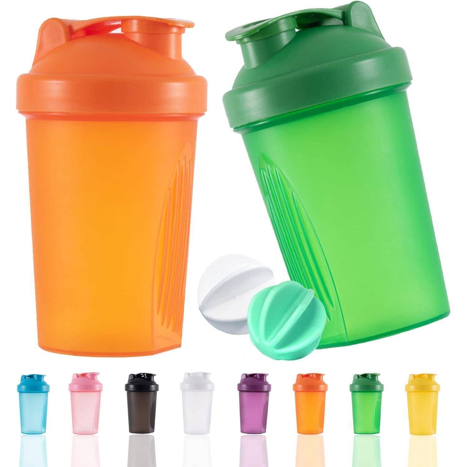 Zwei Shakerflasche, eine in Orange und eine in Grün, mit offenen und geschlossenen Deckeln, umgeben von kleineren Bildern, die verschiedene Farben zeigen.