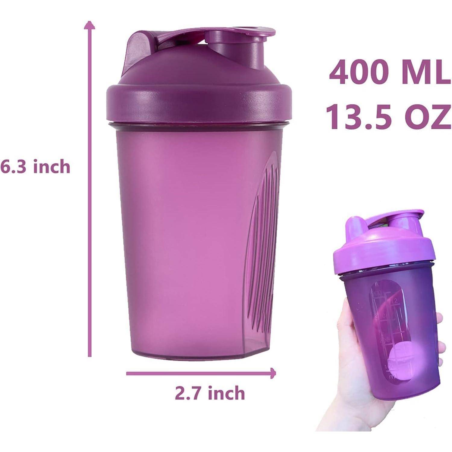 Lila Shaker-Flasche mit Deckel, 16 cm hoch und 6,9 cm breit, Fassungsvermögen: 400 ml/13,5 oz. Hand hält eine kleinere Version.