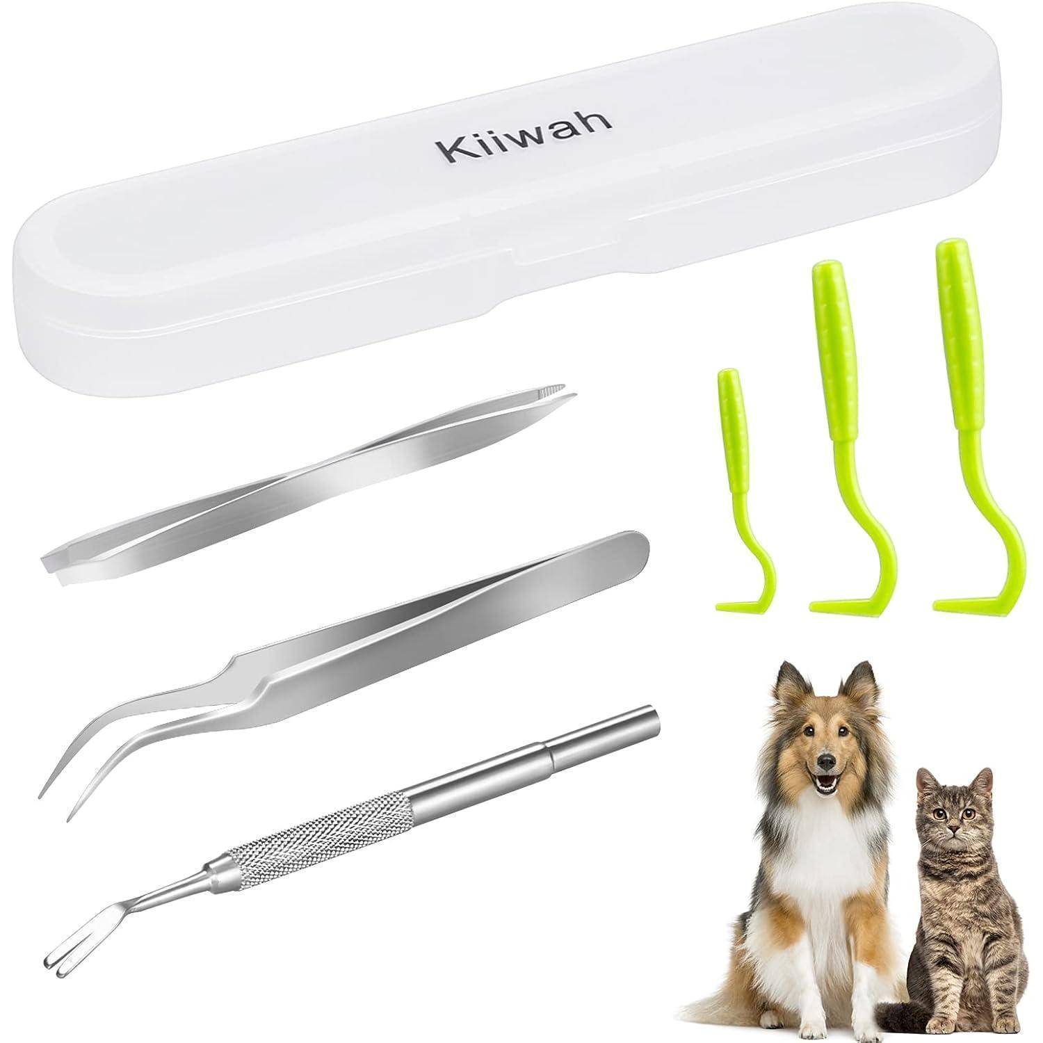 Zeckenentfernungsset mit Metallinstrumenten und Plastikanhaken. Beinhaltet einen Etui. Ein Hund und eine Katze abgebildet, was auf die Verwendung bei Haustieren hinweist.