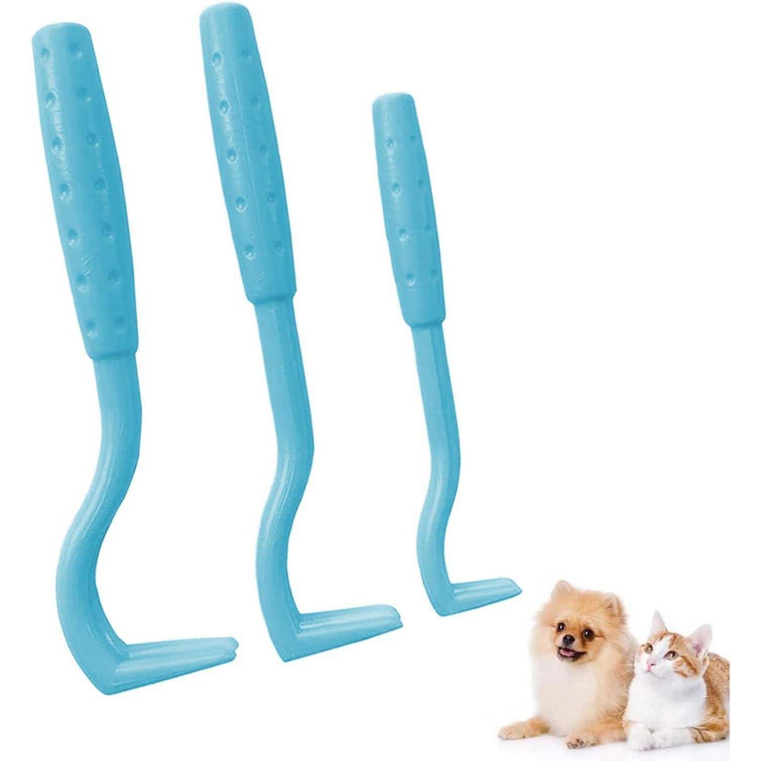 Drei blaue Haustierpflegewerkzeuge mit gekrümmten Griffen in verschiedenen Größen, neben einem kleinen Hund und einer Katze.