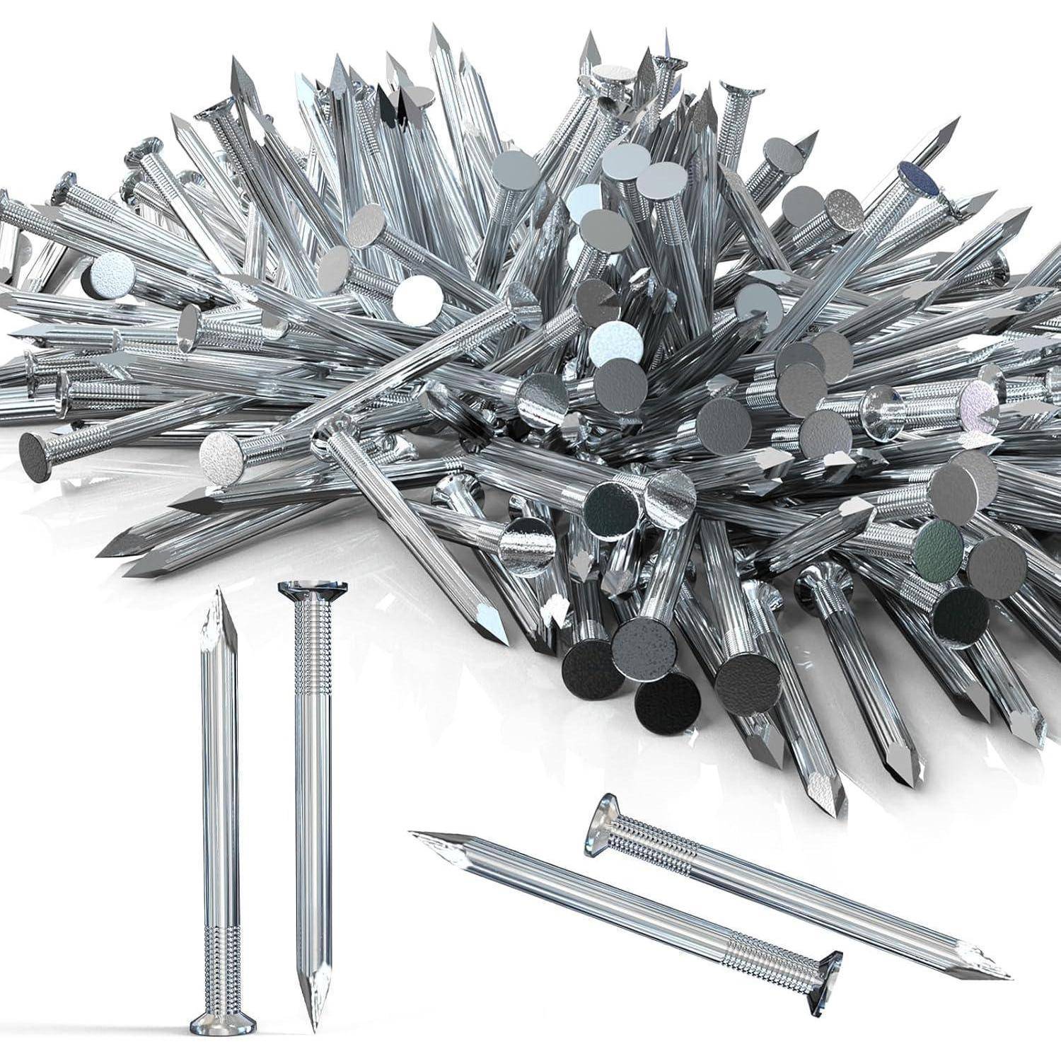 Ein Haufen glänzender Metallnägel, die auf einer Oberfläche verstreut sind, wobei einige Nägel aufrecht stehen und andere flach liegen, was verschiedene Winkel hervorhebt.