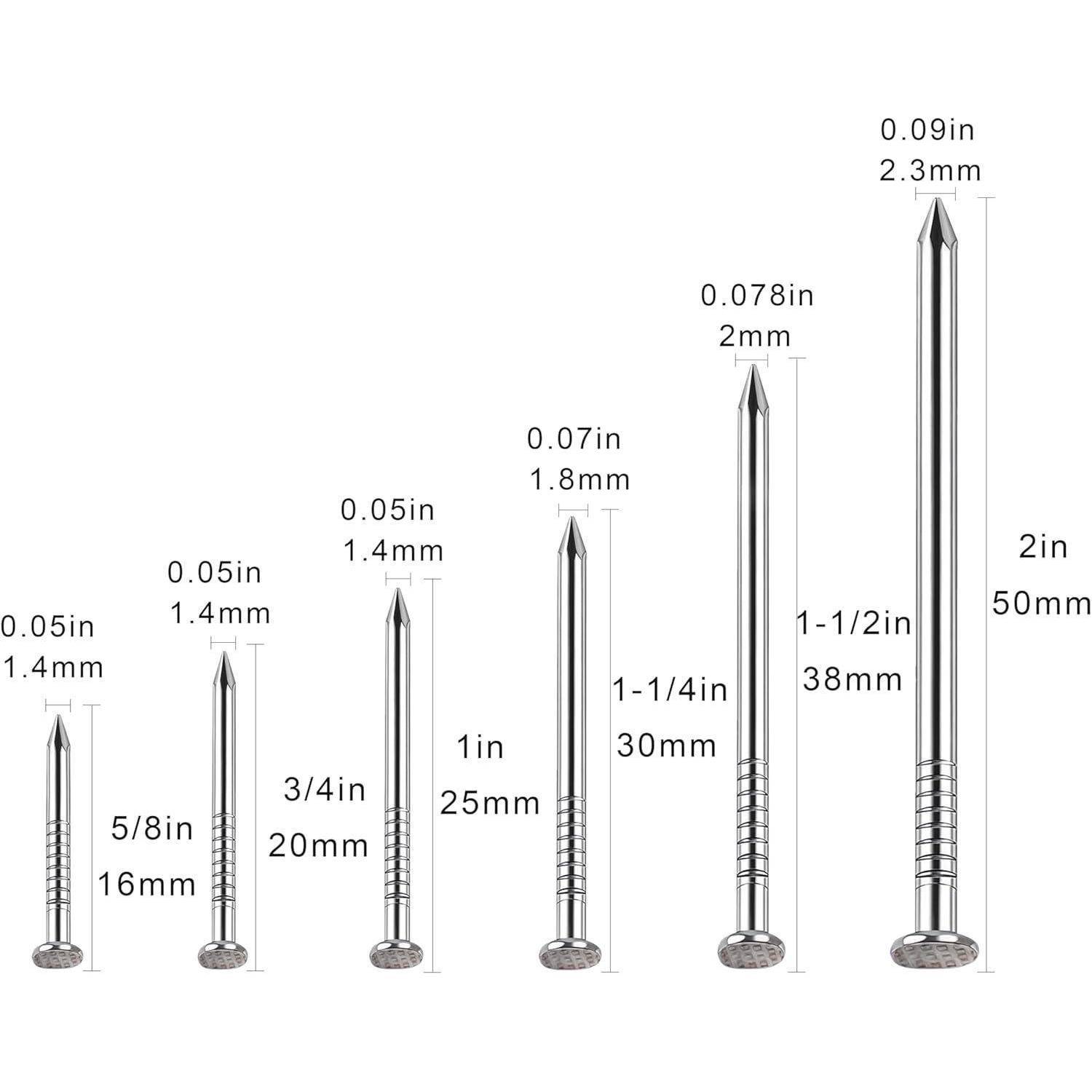 Sieben Metallnägel unterschiedlicher Größen, mit Dimensionen von 0,05 Zoll bis 2 Zoll Höhe beschriftet, von links nach rechts in aufsteigender Reihenfolge angeordnet.