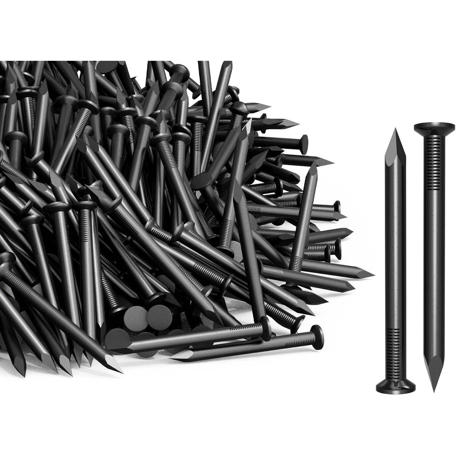 Ein Haufen schwarzer Metallnägel mit scharfen Spitzen und Gewinde, neben zwei stehenden Nägeln, die deren detaillierte Merkmale hervorheben.