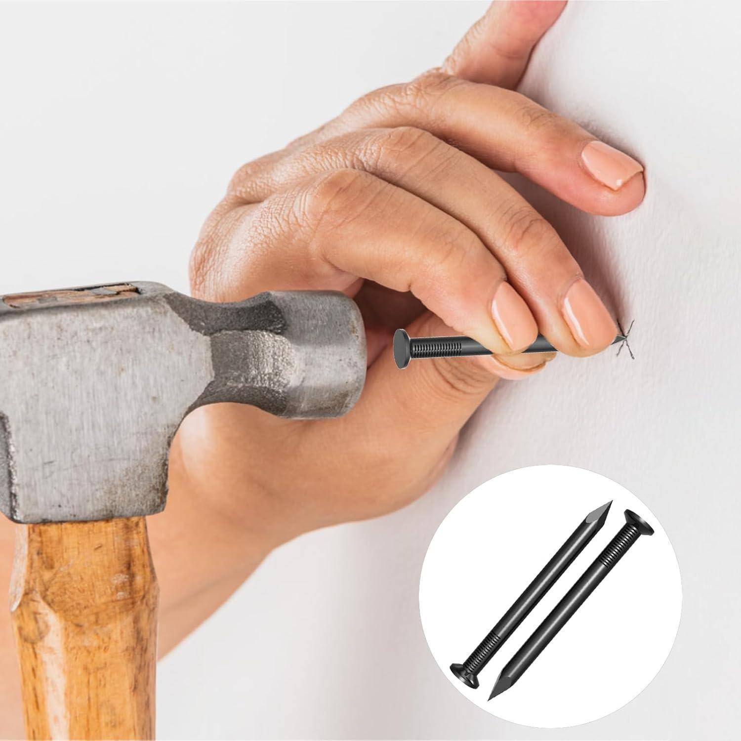 Eine Hand hält einen Nagel an einer Wand, während eine andere Hand bereitsteht, ihn einzuschlagen; eine Einblendung zeigt eine Nahaufnahme von zwei Nageltypen.