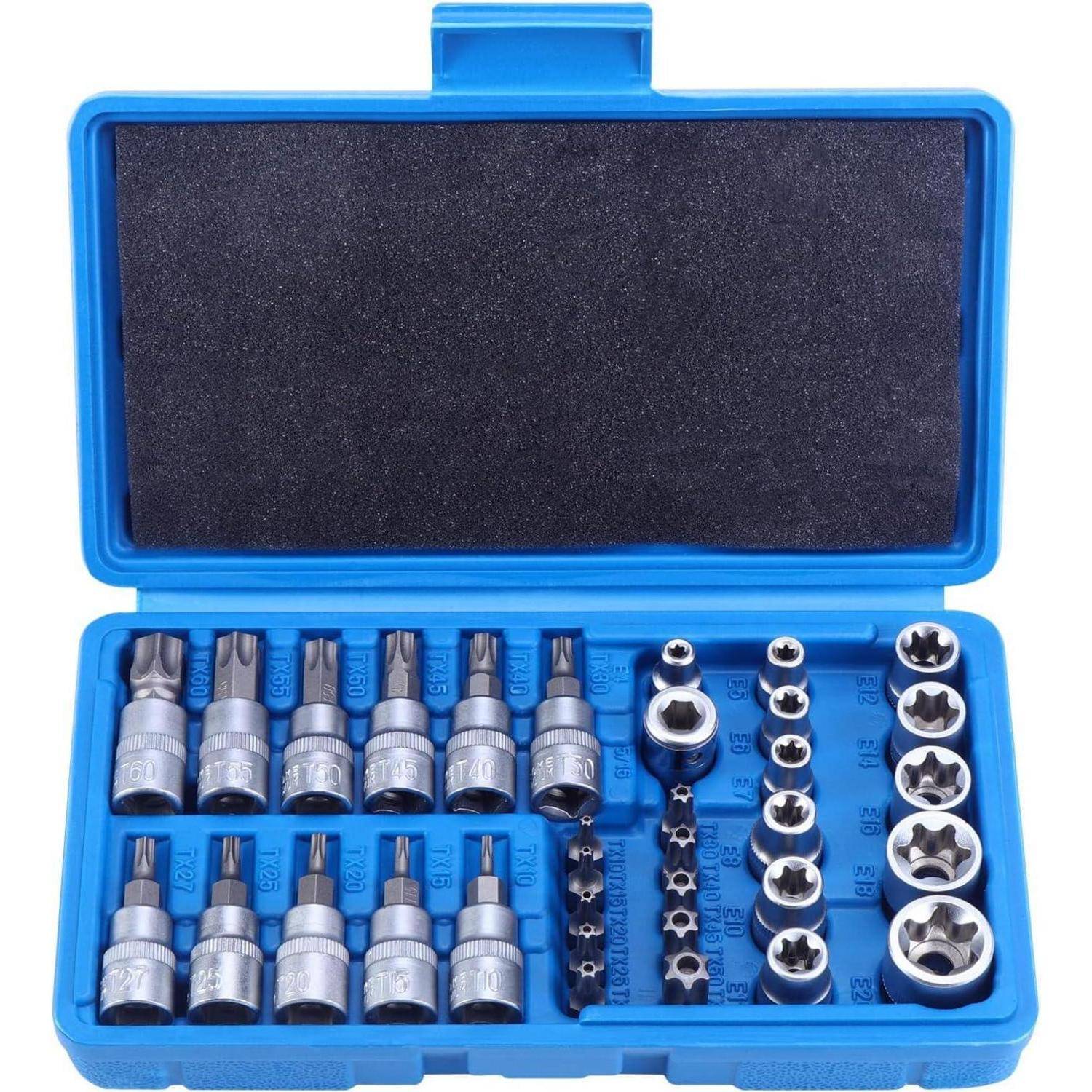 Eine blaue Plastikbox, die verschiedene Metallstecknüsse und Werkzeuge in Reihen angeordnet enthält, die für mechanische und automotive Arbeiten verwendet werden.