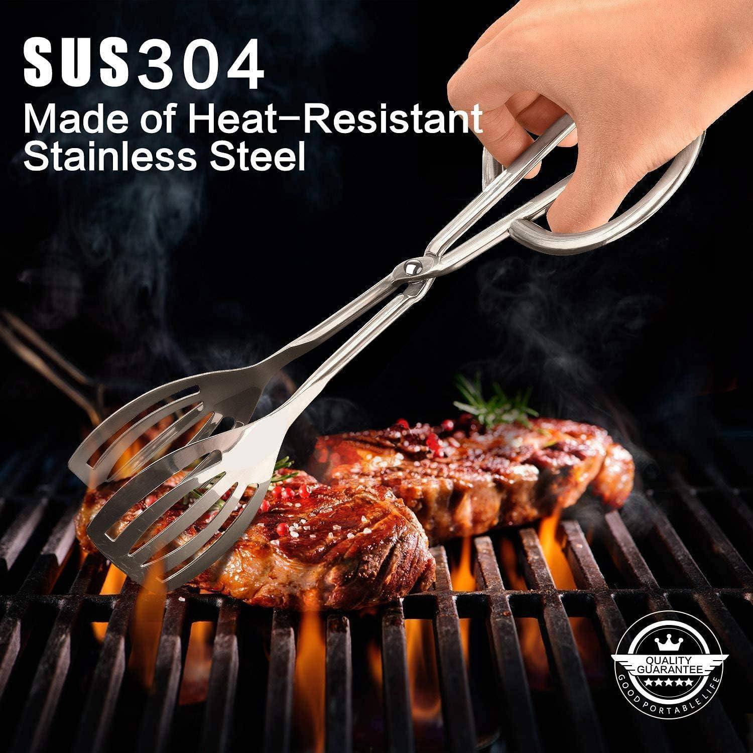 Eine Hand verwendet Grillzangen aus Edelstahl, um gegrilltes Fleisch zu wenden, wobei die 'SUS304'-Qualität hervorgehoben wird und Hitzebeständigkeit und Haltbarkeit betont werden.