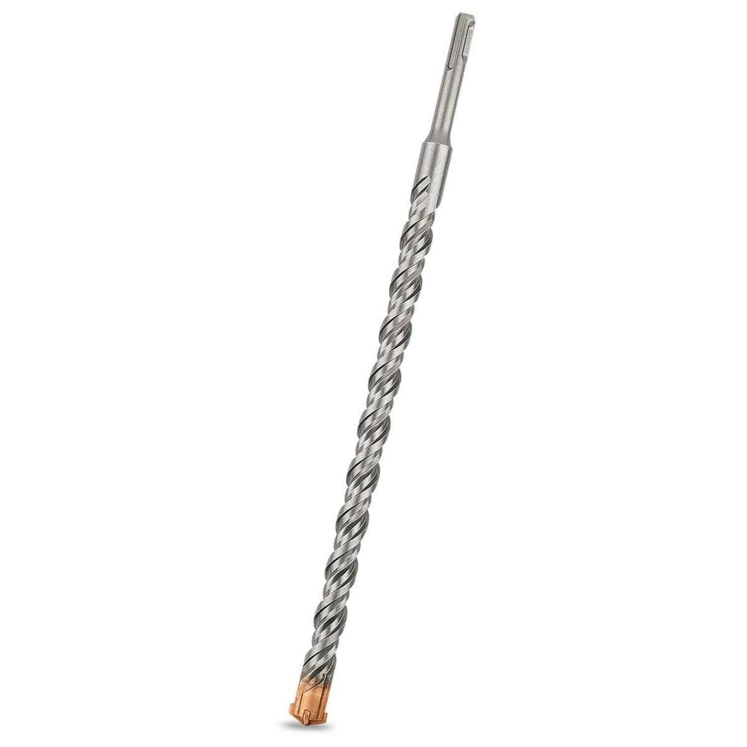 Eine lange Metallbohrerspitze mit spiralförmigem Design und orangefarbener Spitze, die zum Bohren in harte Materialien wie Beton oder Mauerwerk verwendet wird.