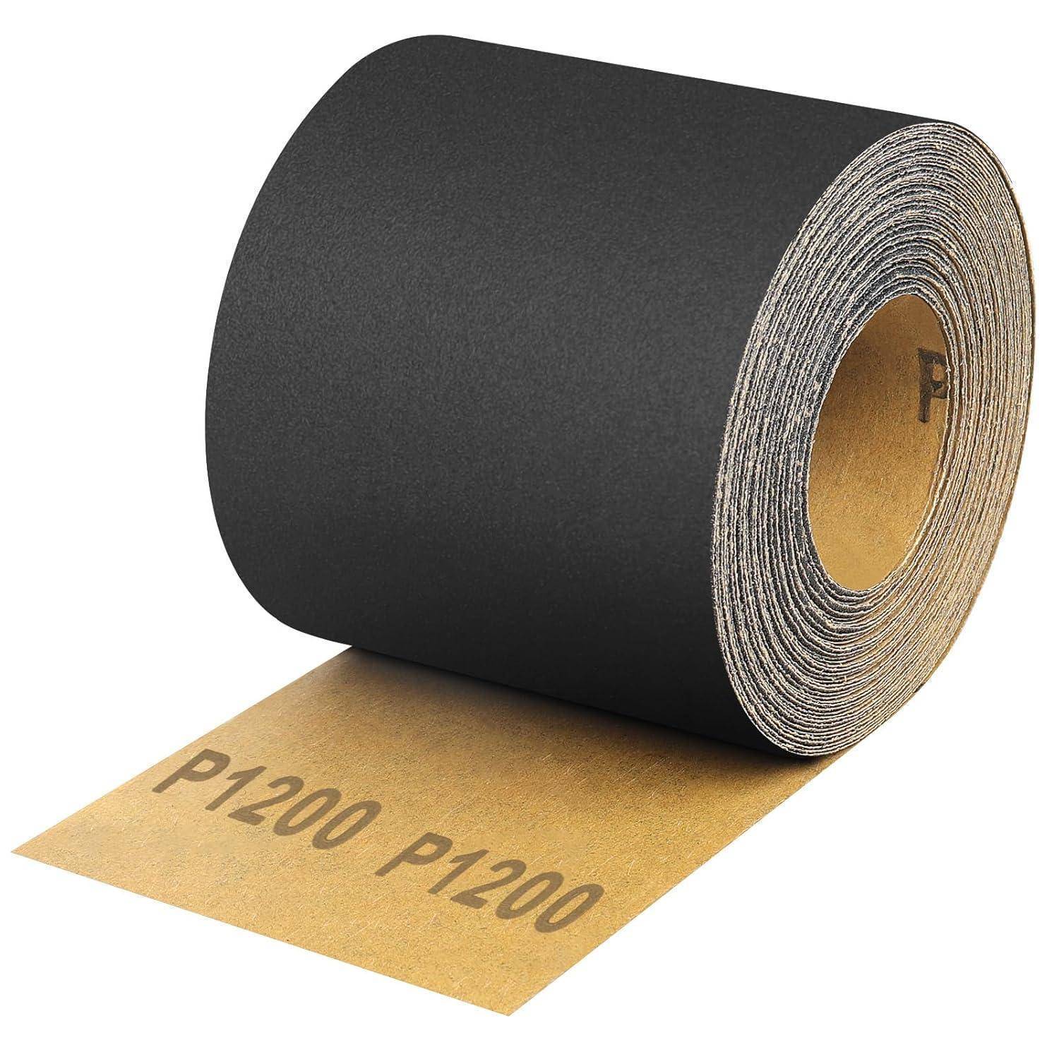 Eine Rolle Schleifpapier, leicht aufgerollt, um die Körnung mit der Aufschrift 