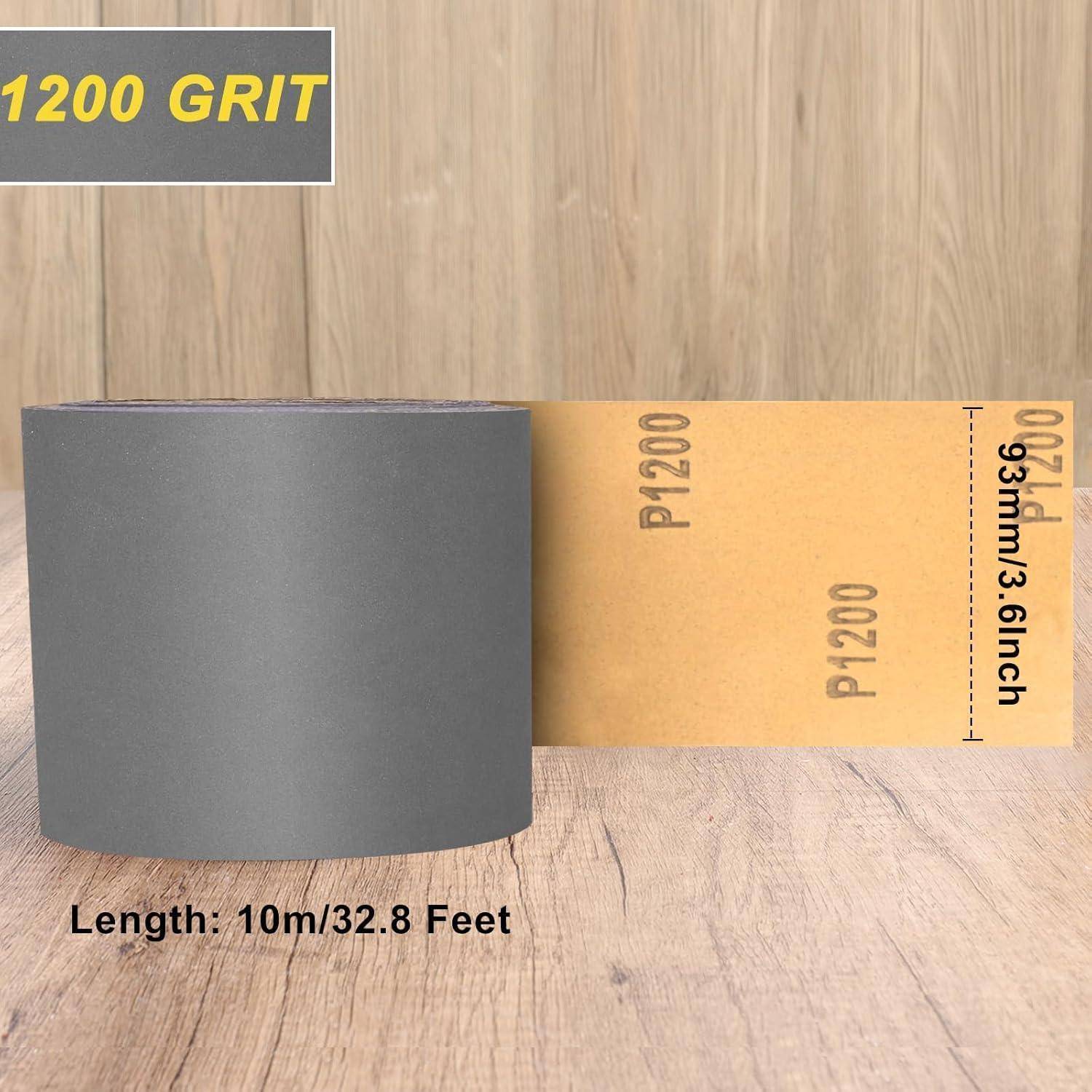 Rolle von Schleifpapier mit P1200-Körnung, 10 Meter lang (32,8 Fuß), mit einer Breite von 93 mm (3,6 Zoll), auf einer Holzoberfläche präsentiert.
