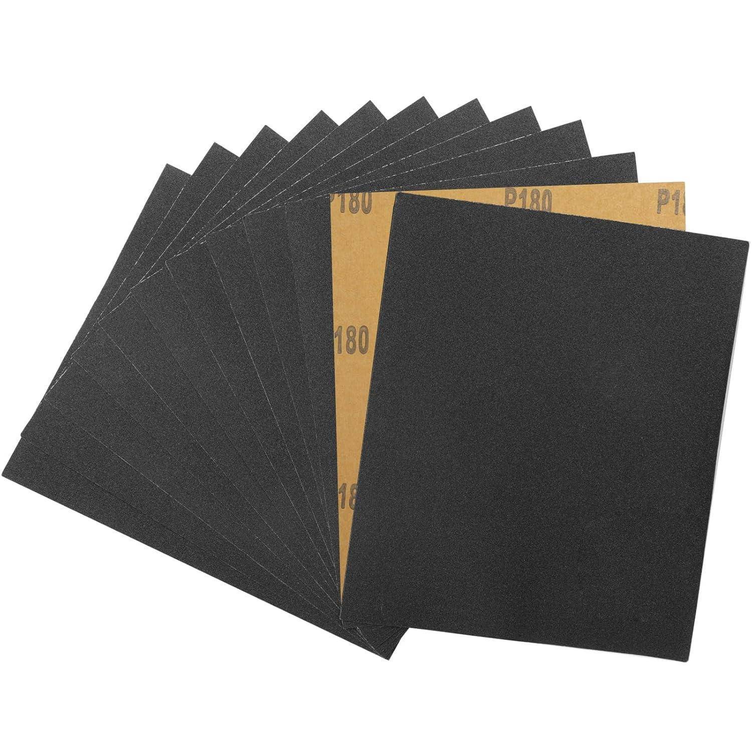 Sieben Blätter Schleifpapier in Schwarz wurden fächerförmig ausgebreitet, wobei Vorder- und Rückseite sichtbar sind. Die Rückseite ist mit P180 beschriftet, was auf eine mittlere Schleifkorngröße hinweist.