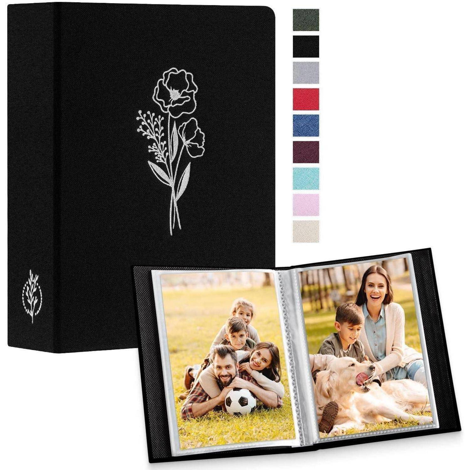 Ein Fotoalbumeinband mit einem Blumendesign neben einer aufgeschlagenen Seite, die eine vierköpfige Familie mit einem Hund auf einer Wiese zeigt, mit Farbmustern.