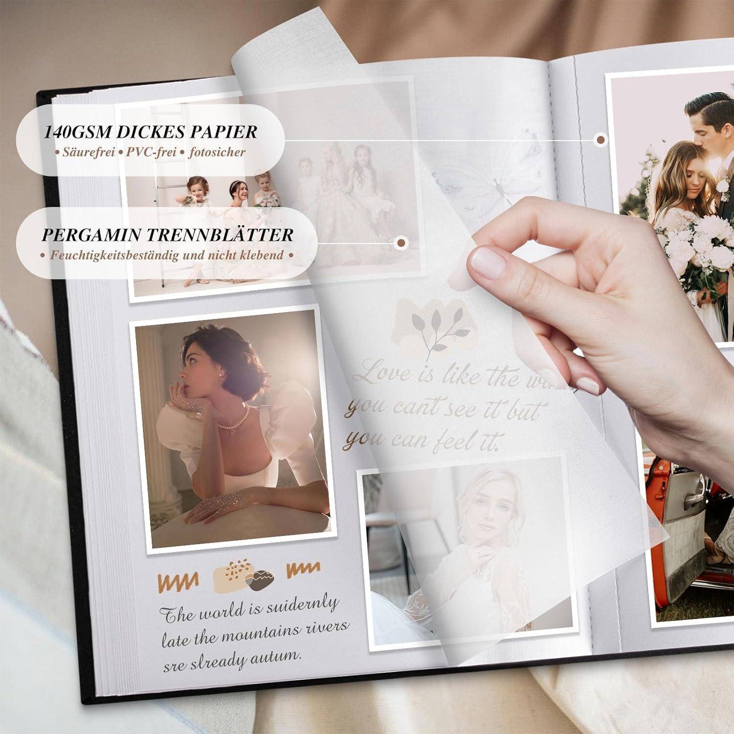 Eine Person hält eine Seite in einem Fotoalbum offen, die Hochzeitsbilder und Designelemente zeigt, einschließlich dekorativer Papiertexturen.