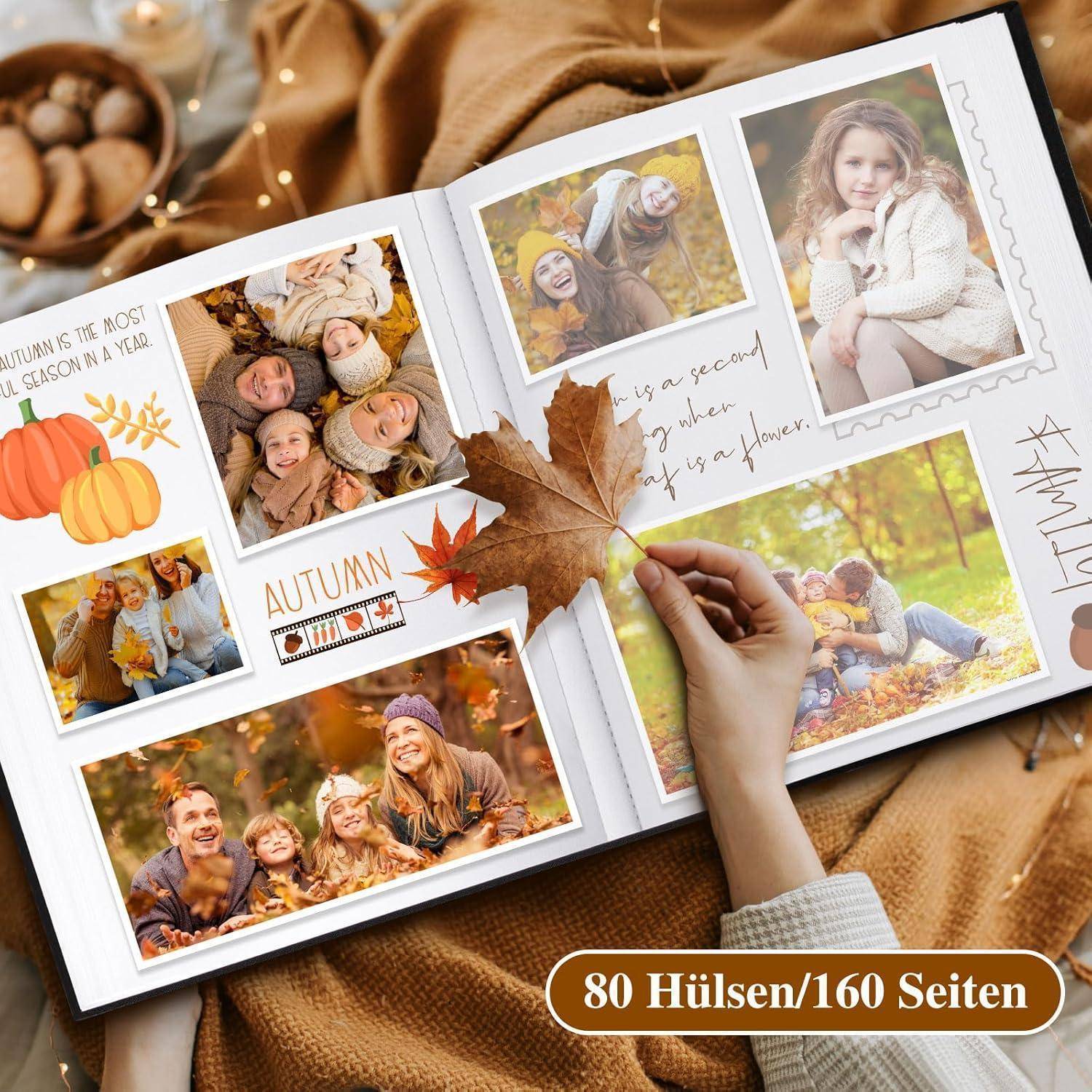 Ein Fotoalbum ist aufgeschlagen, auf dessen Seiten Herbst-Themed Fotos von Familien, Blättern und Kürbissen zu sehen sind. Eine Hand hält ein Blatt über die Seiten.