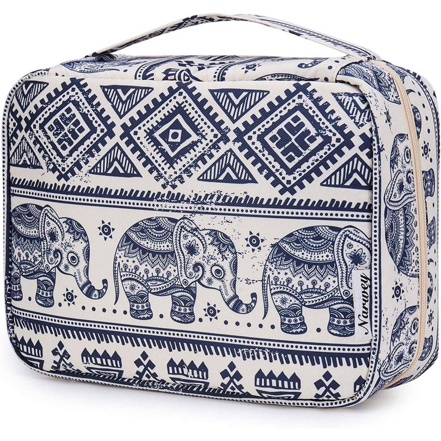 Eine blaue und weiße Reise-Kulturtasche mit geometrischem und Elefanten-Muster, ausgestattet mit einem Griff oben und einem Reißverschluss an der Seite.