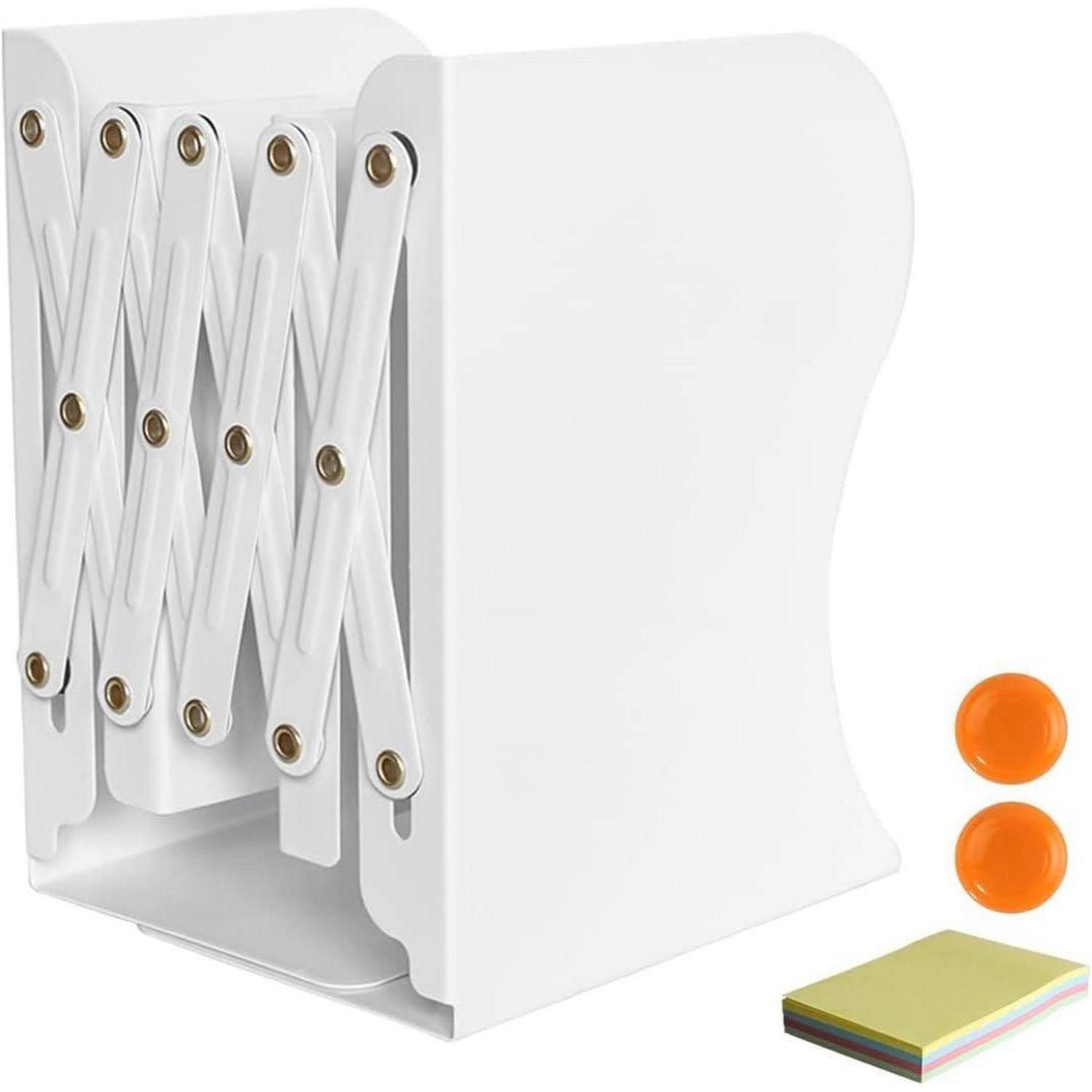 Erweiterbarer weißer Aktenorganizer mit orangefarbenen Magneten und Haftnotizen daneben.