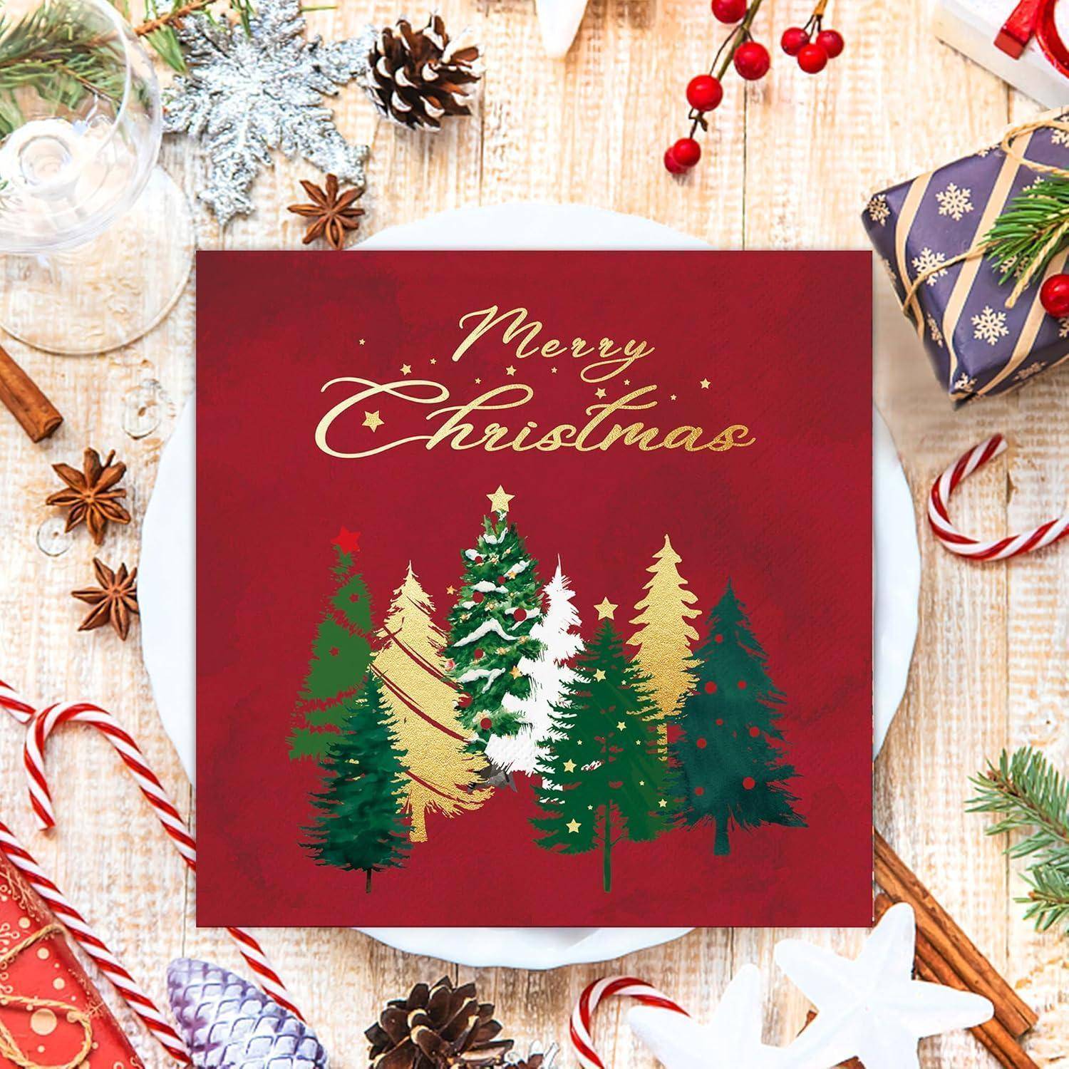 Eine rote Karte mit Illustrationen verschiedener Weihnachtsbäume und dem Text 